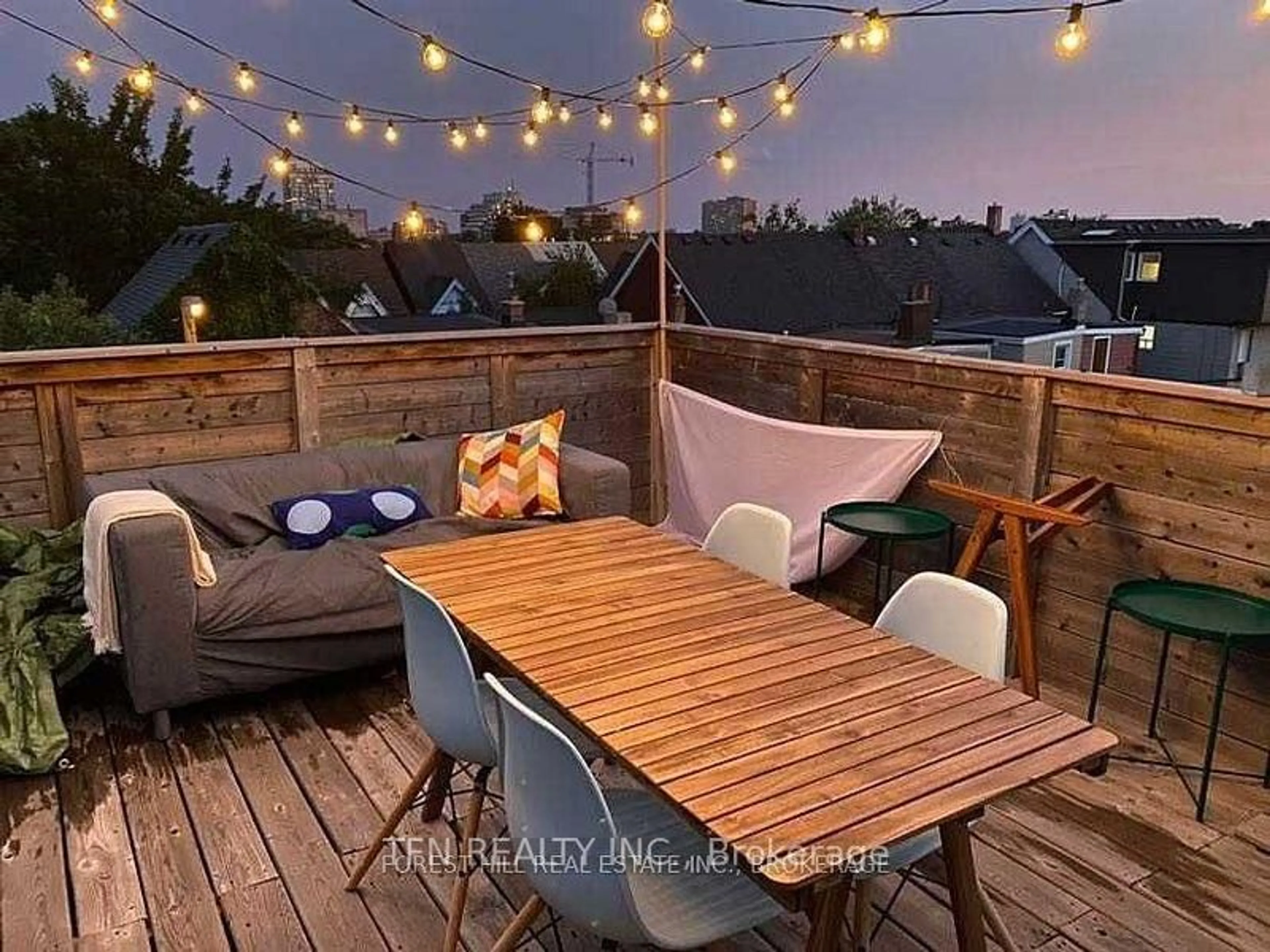Patio, street for 1393 Dundas St, Toronto Ontario M6J 1Y4