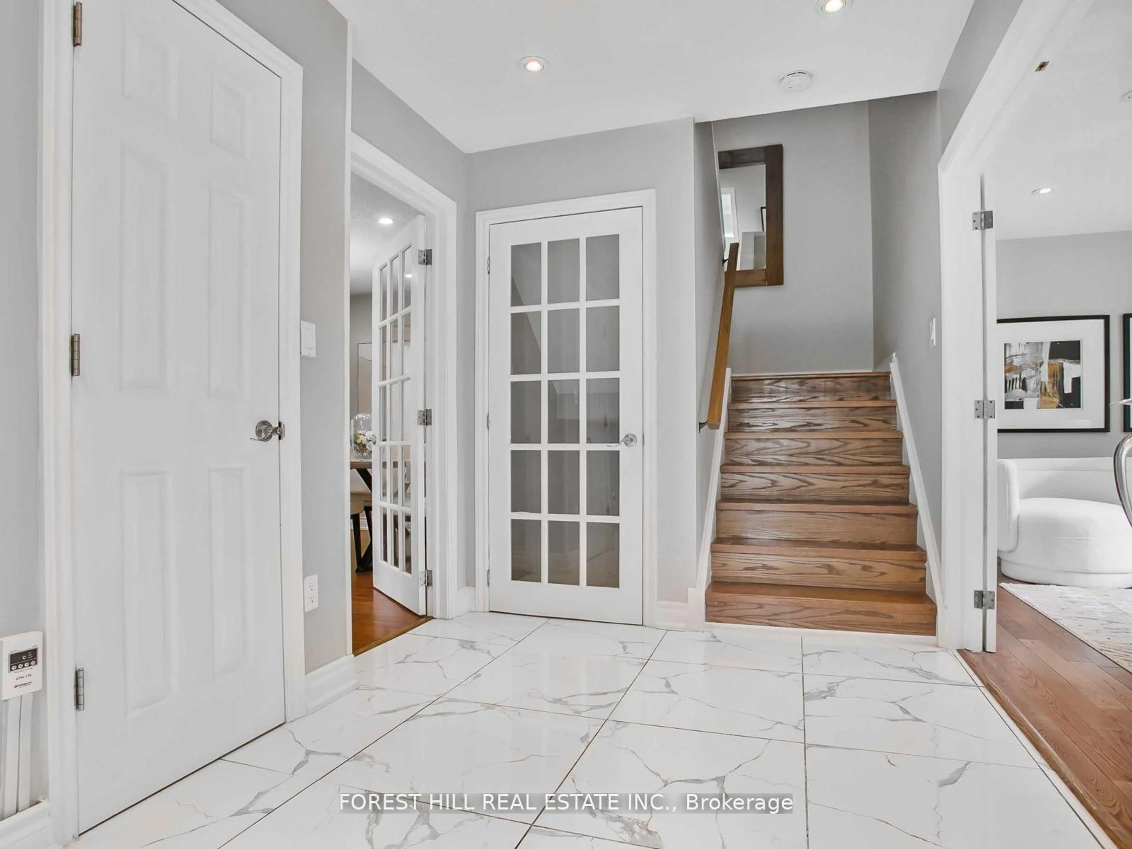 Indoor entryway for 243 Hollyberry Tr, Toronto Ontario M2H 2P3