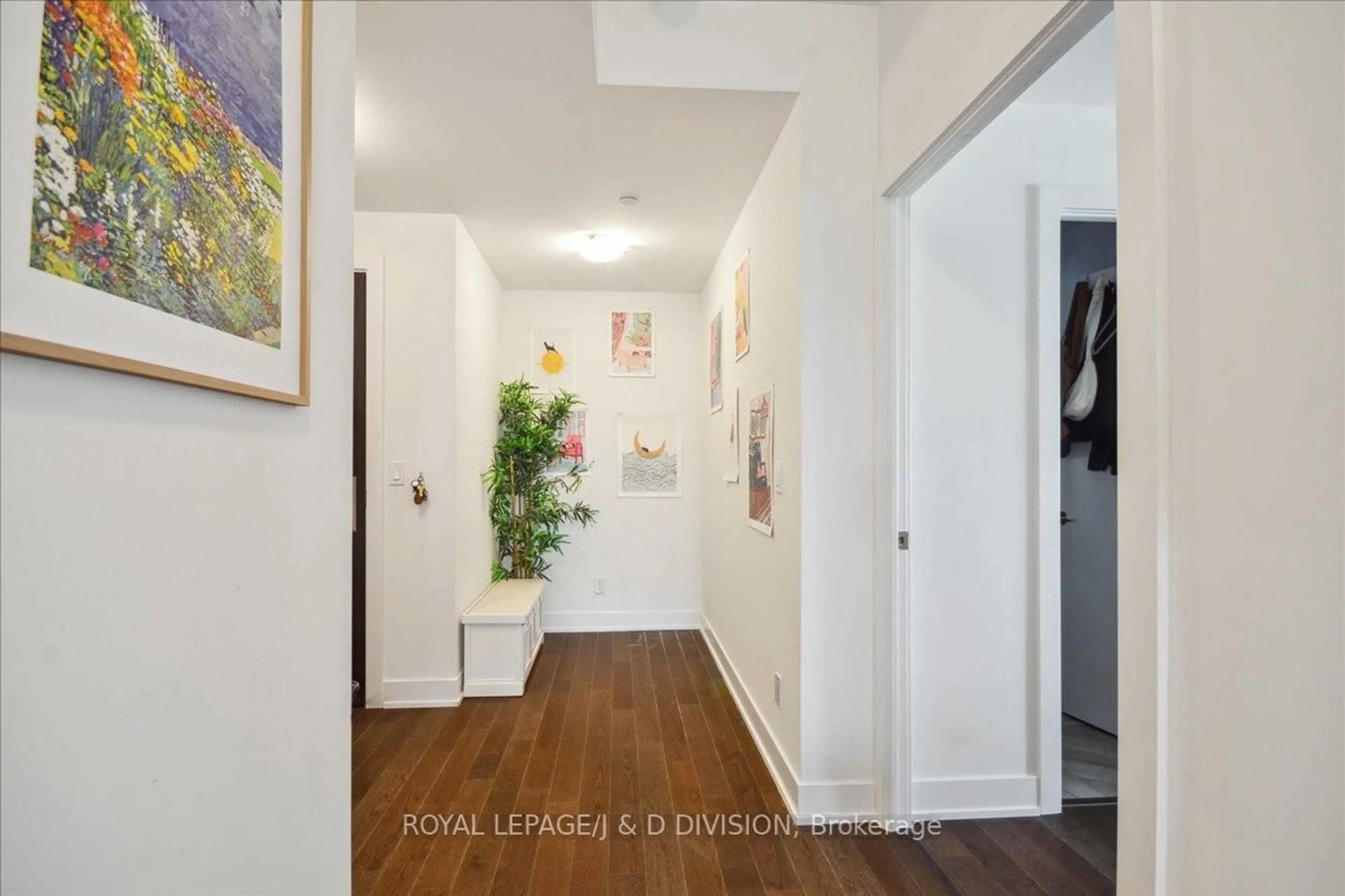 Indoor entryway for 181 Bedford Rd #1602, Toronto Ontario M5R 3P8