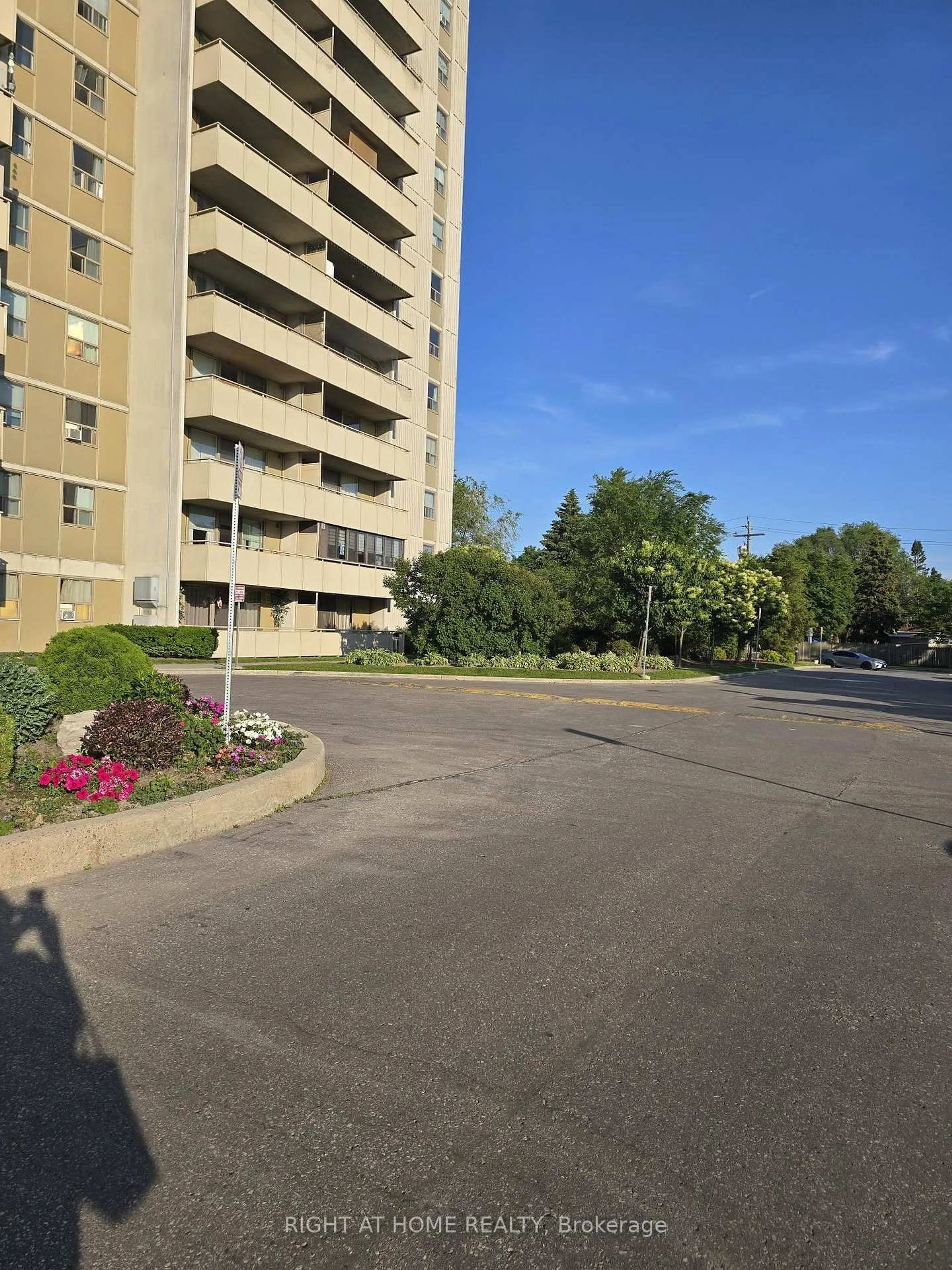 A pic from outside/outdoor area/front of a property/back of a property/a pic from drone, street for 1338 York Mills Rd #1808, Toronto Ontario M3A 3M3