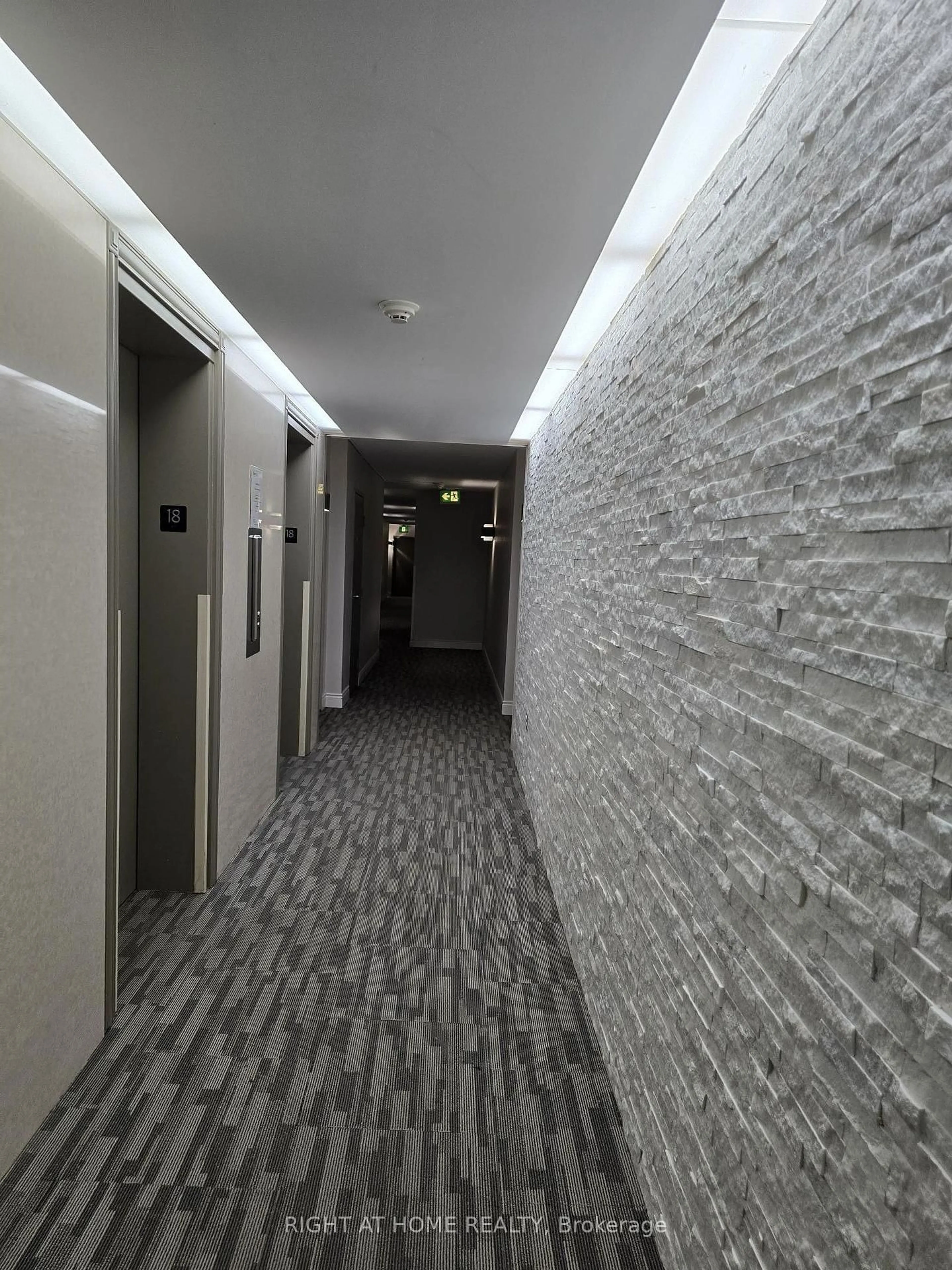 Indoor foyer for 1338 York Mills Rd #1808, Toronto Ontario M3A 3M3