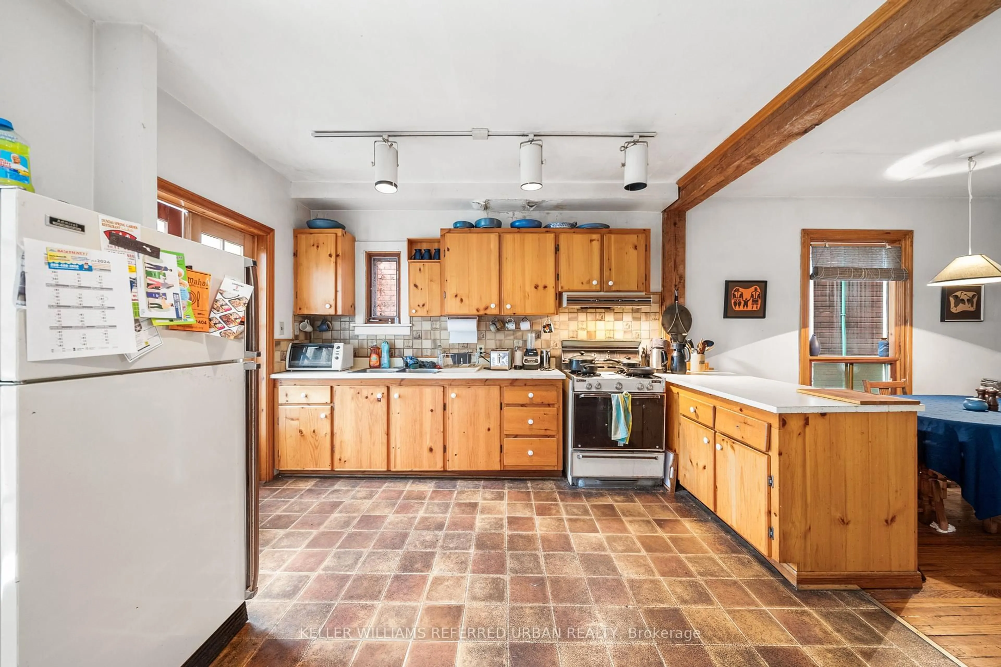 Standard kitchen, ceramic/tile floor for 123 Gore Vale Ave, Toronto Ontario M6J 2R5