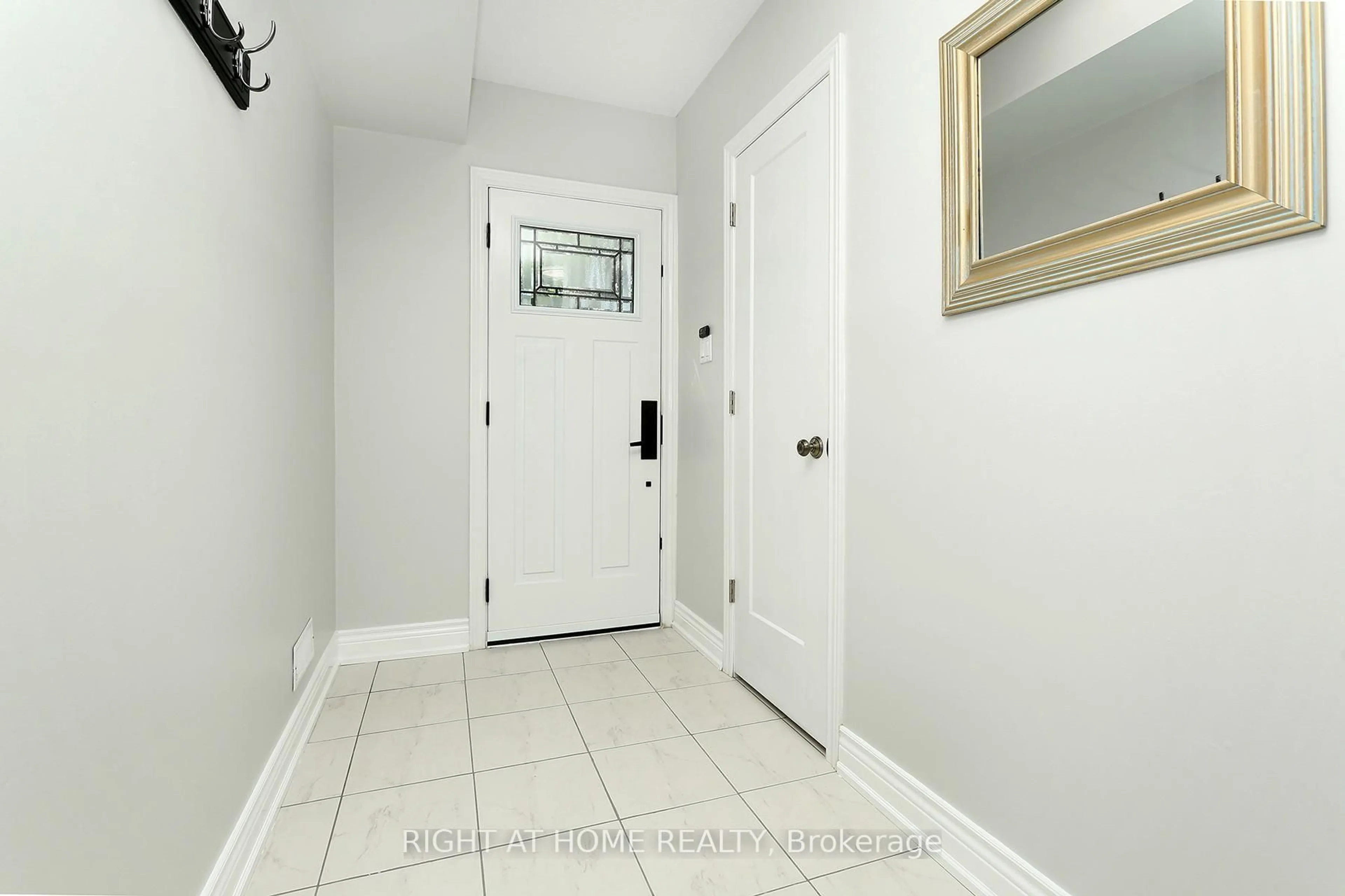 Indoor entryway for 2 Snapdragon Dr, Toronto Ontario M2J 4X6