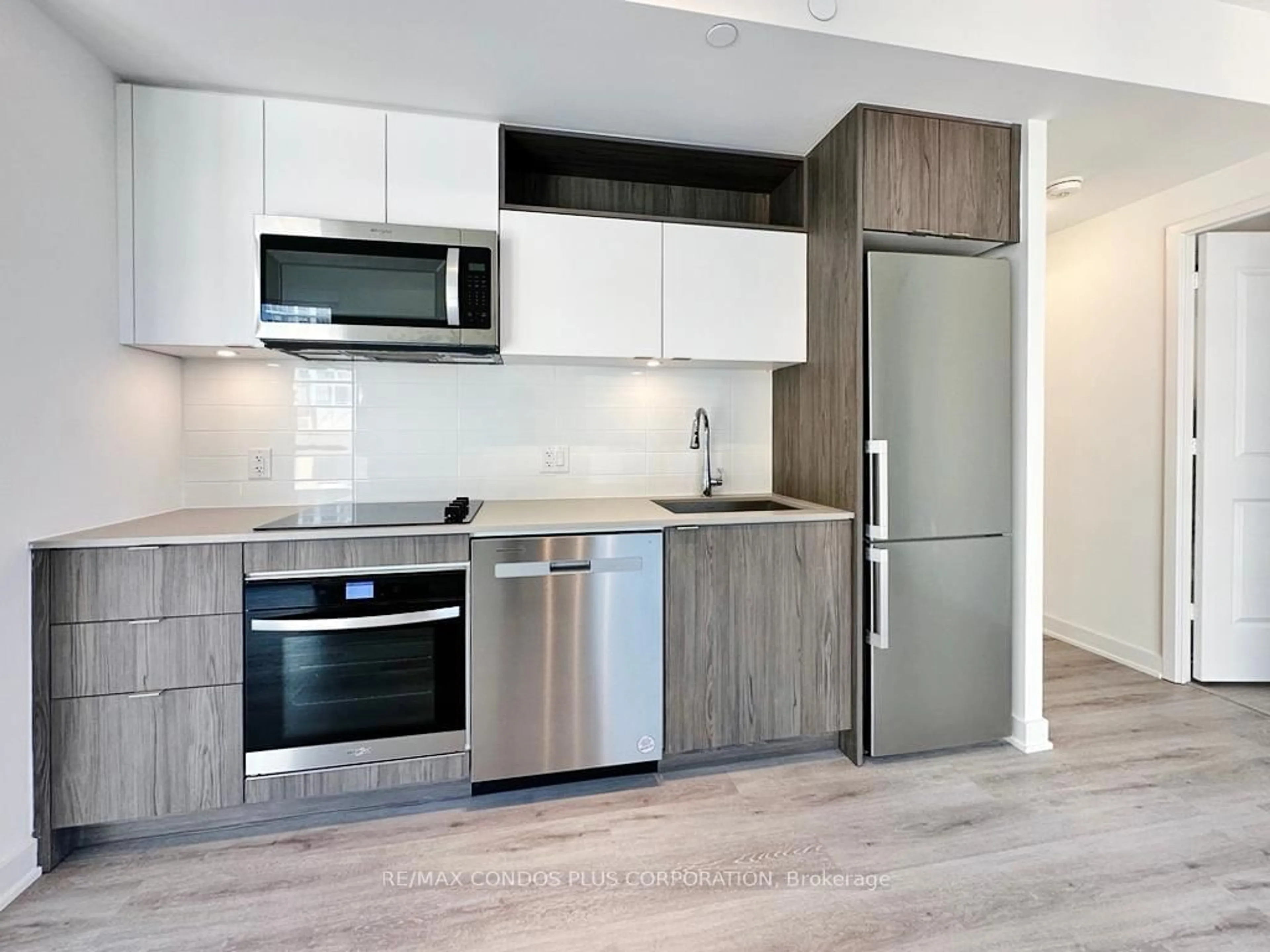 Standard kitchen, wood/laminate floor for 100 Dalhousie St #907, Toronto Ontario M5B 0C7