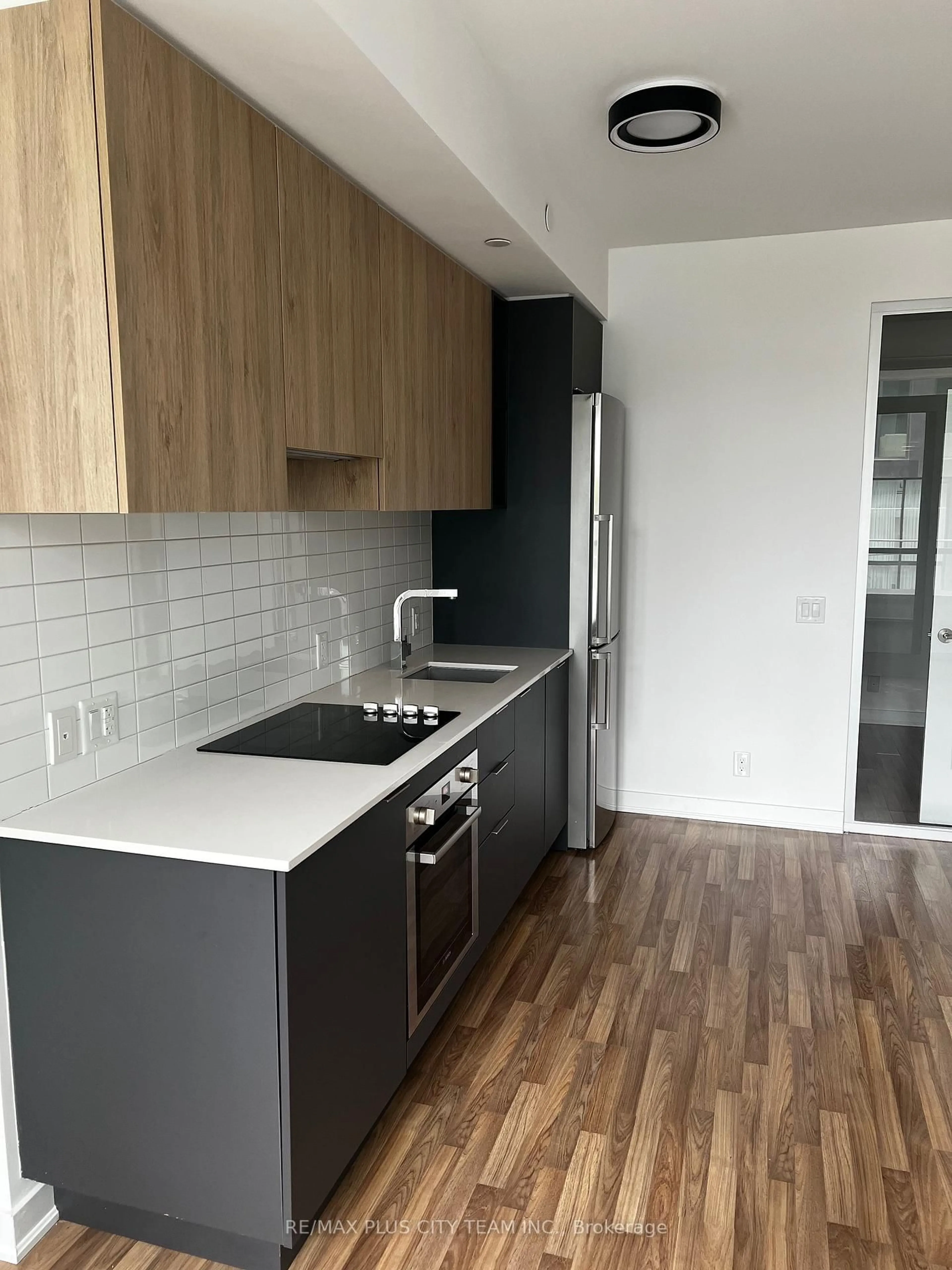 Standard kitchen, wood/laminate floor for 120 Parliament St #413, Toronto Ontario M5A 0N6