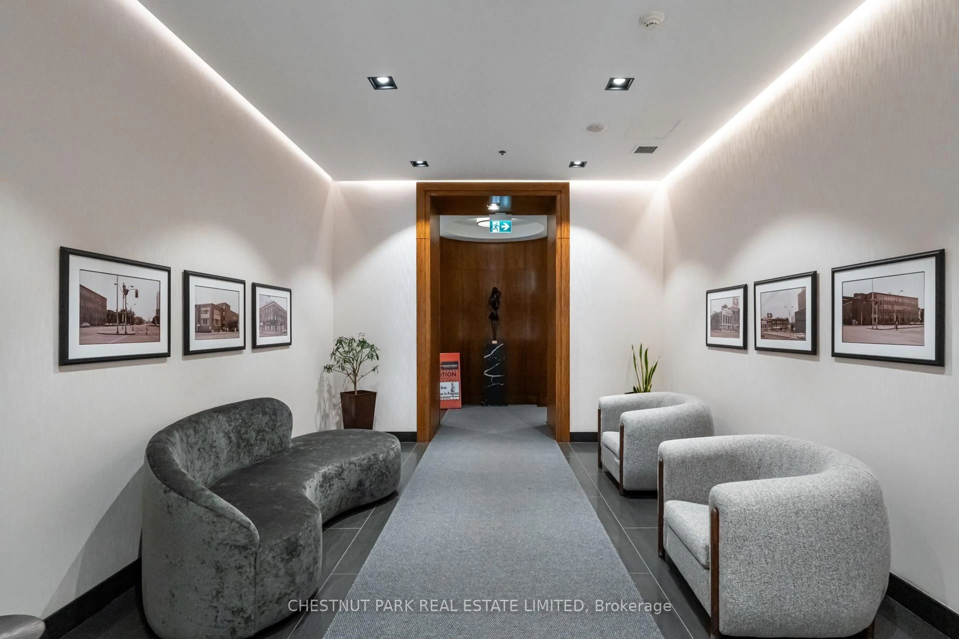 Indoor foyer for 736 Spadina Ave #1711, Toronto Ontario M5S 2J6