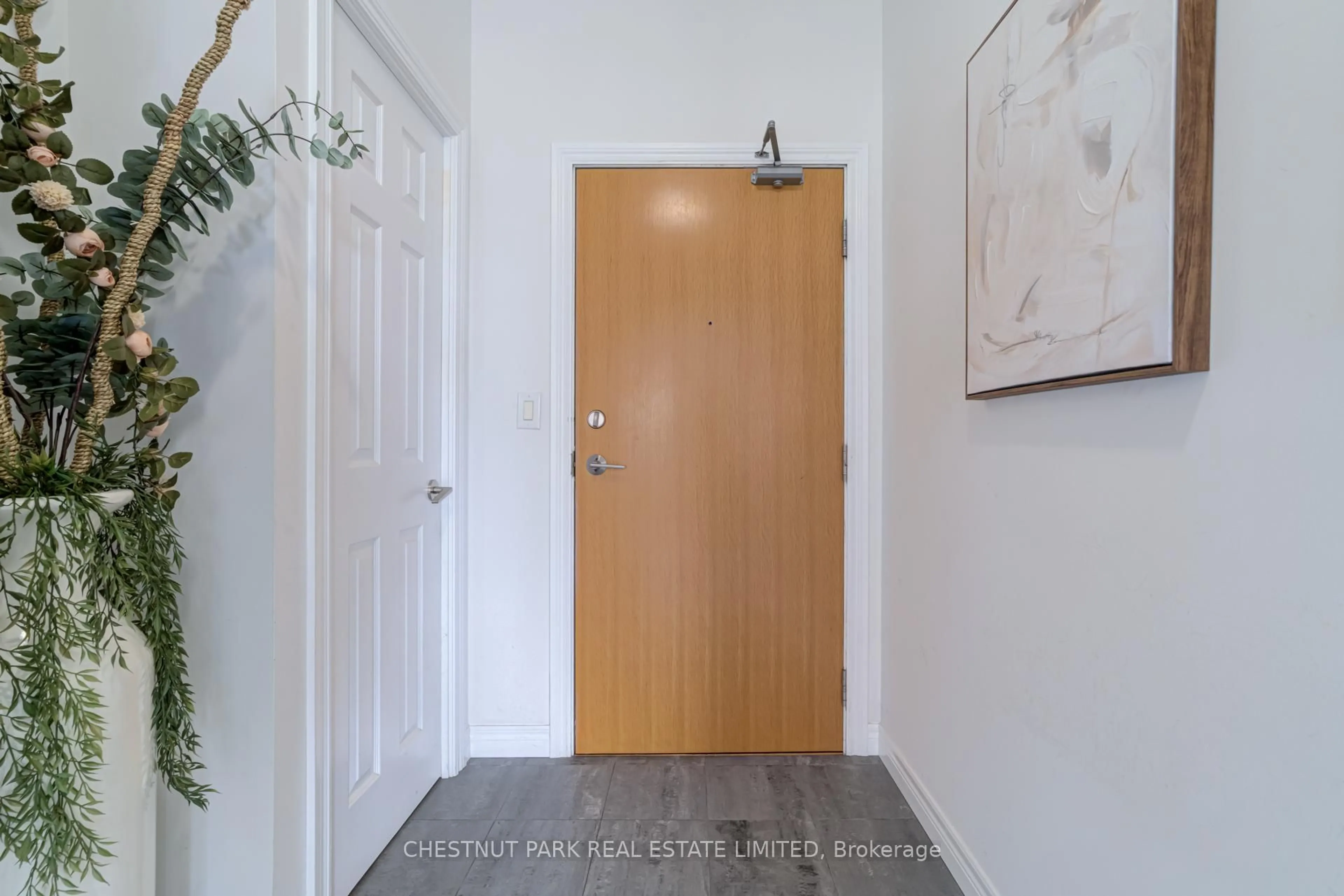 Indoor entryway for 736 Spadina Ave #1711, Toronto Ontario M5S 2J6