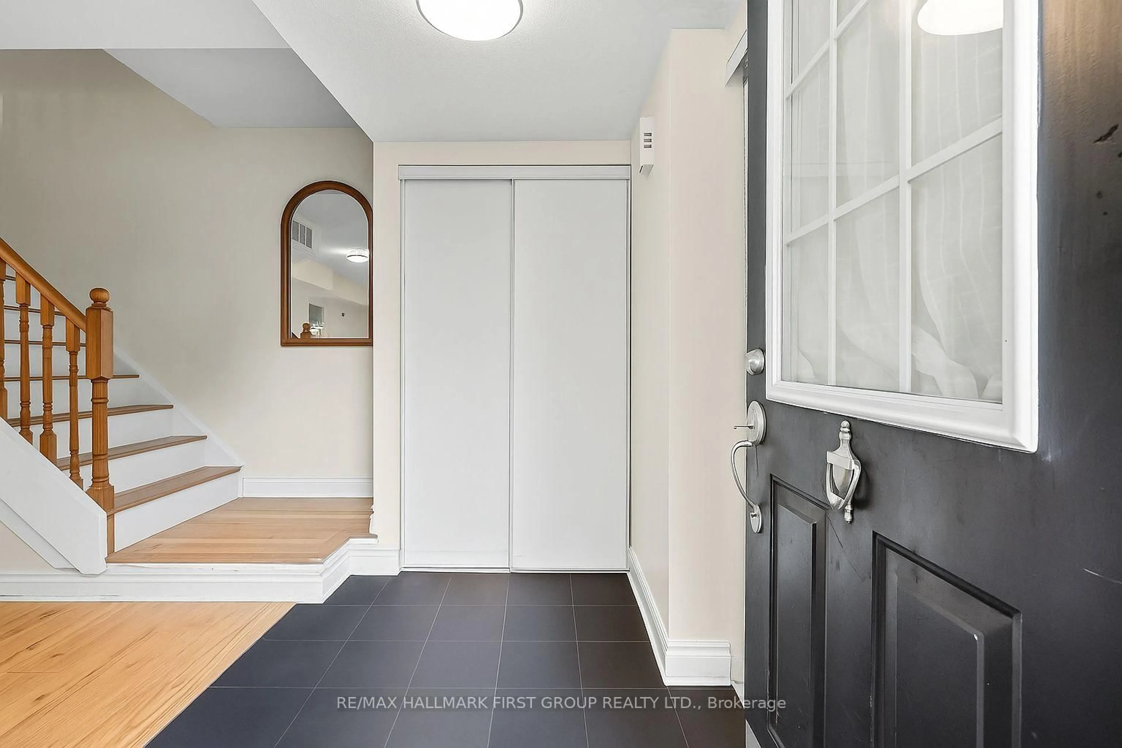 Indoor entryway for 262 St. Helen's Ave #102, Toronto Ontario M6H 4A4
