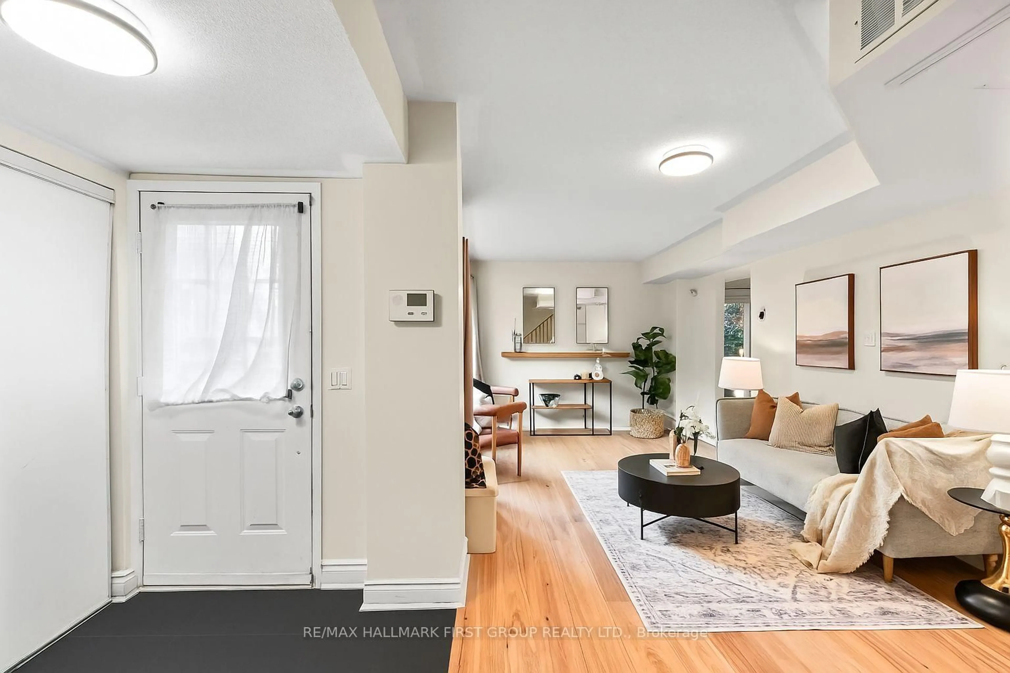 Indoor entryway for 262 St. Helen's Ave #102, Toronto Ontario M6H 4A4