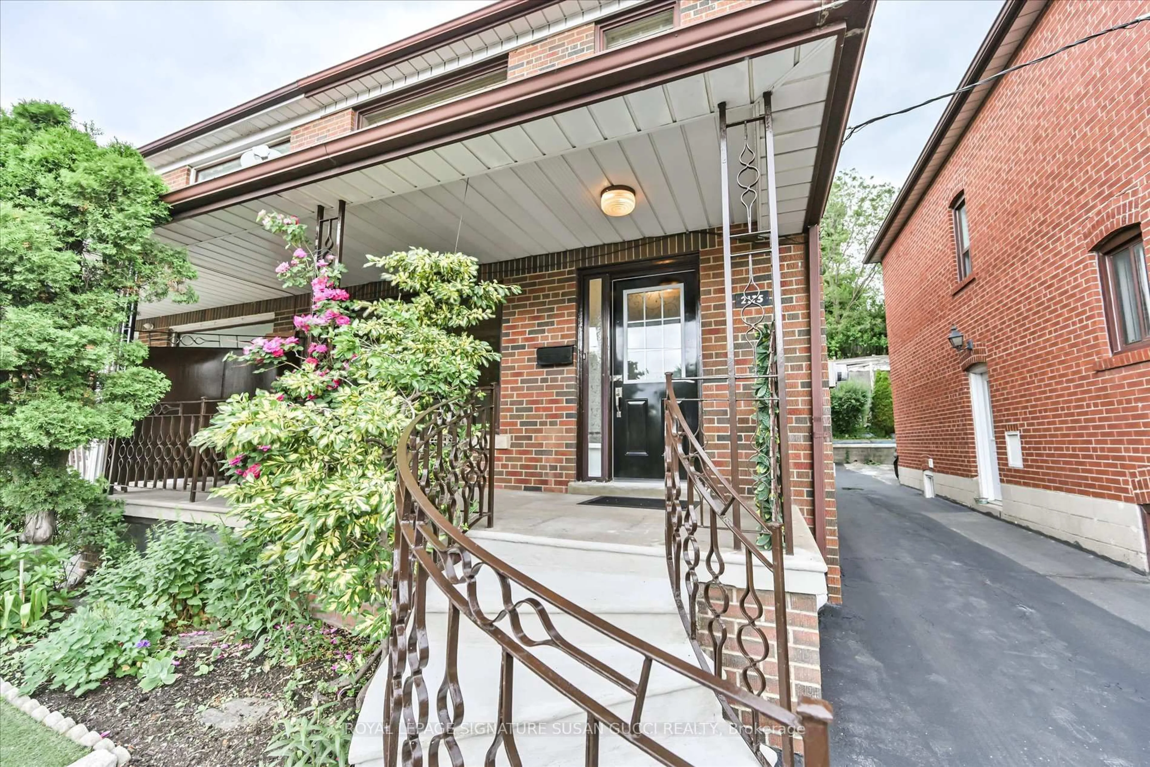 Unknown for 2175 Dufferin St, Toronto Ontario M6E 3R9