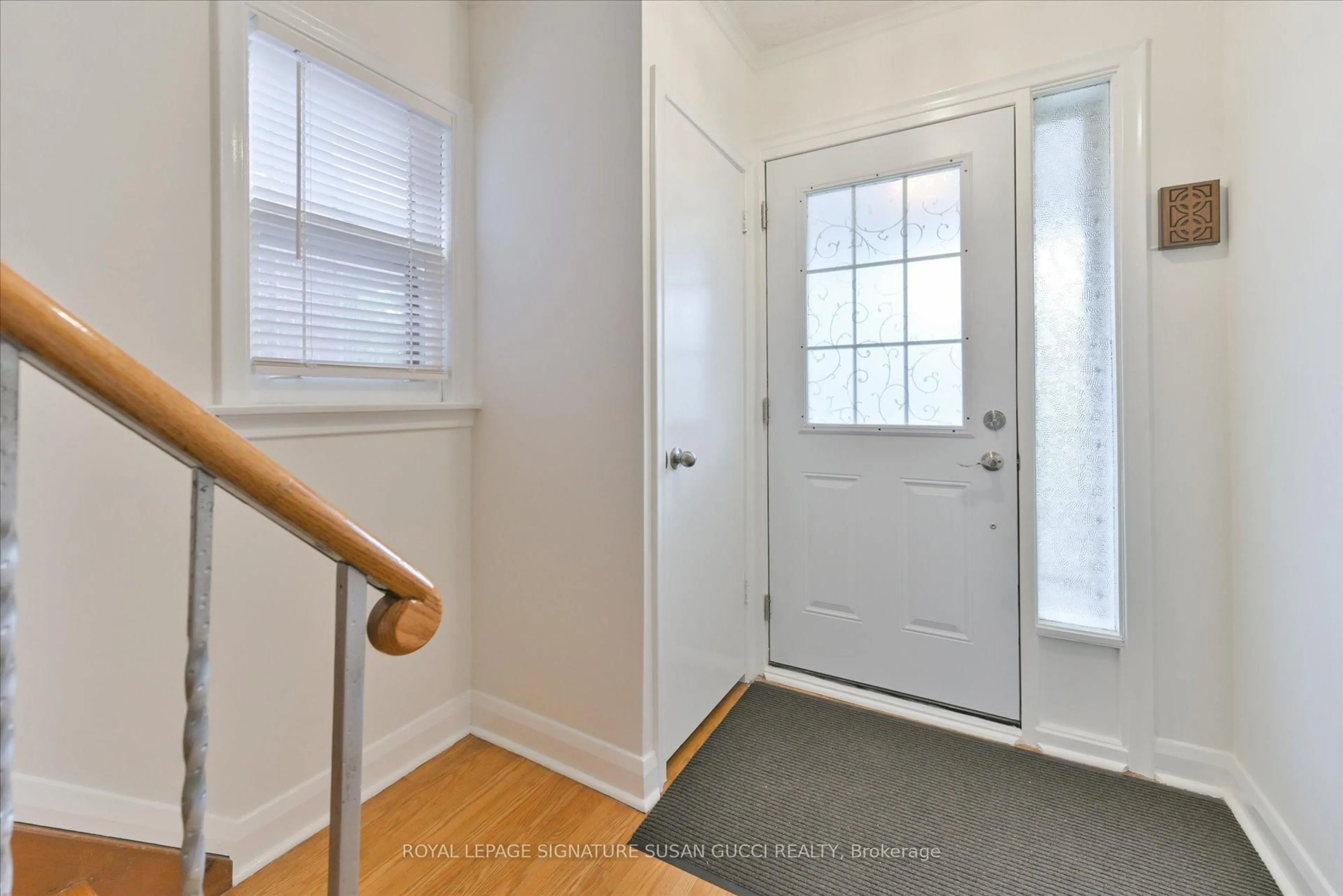 Indoor entryway for 2175 Dufferin St, Toronto Ontario M6E 3R9