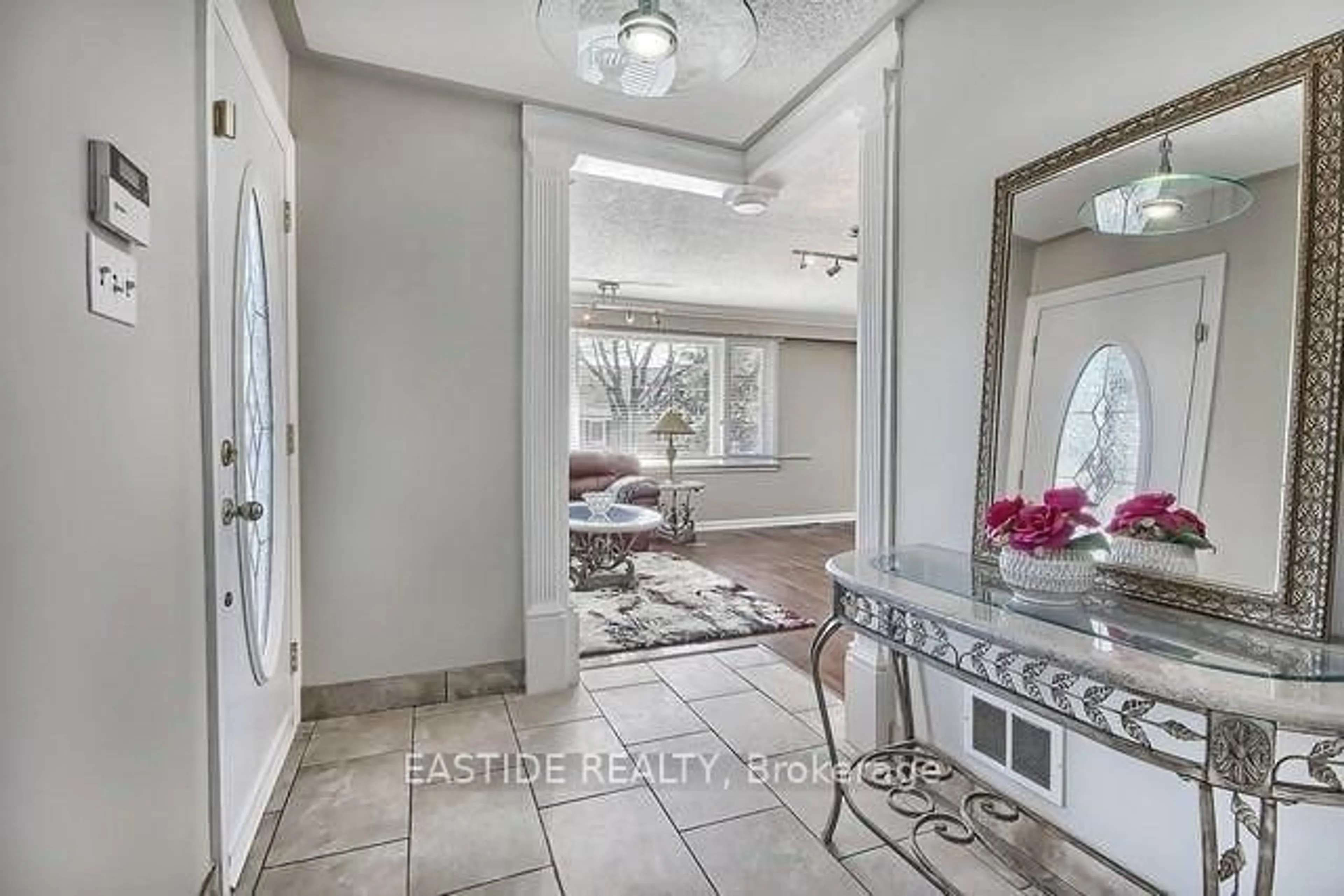 Indoor entryway for 182 Moore Park Ave, Toronto Ontario M2M 1N2