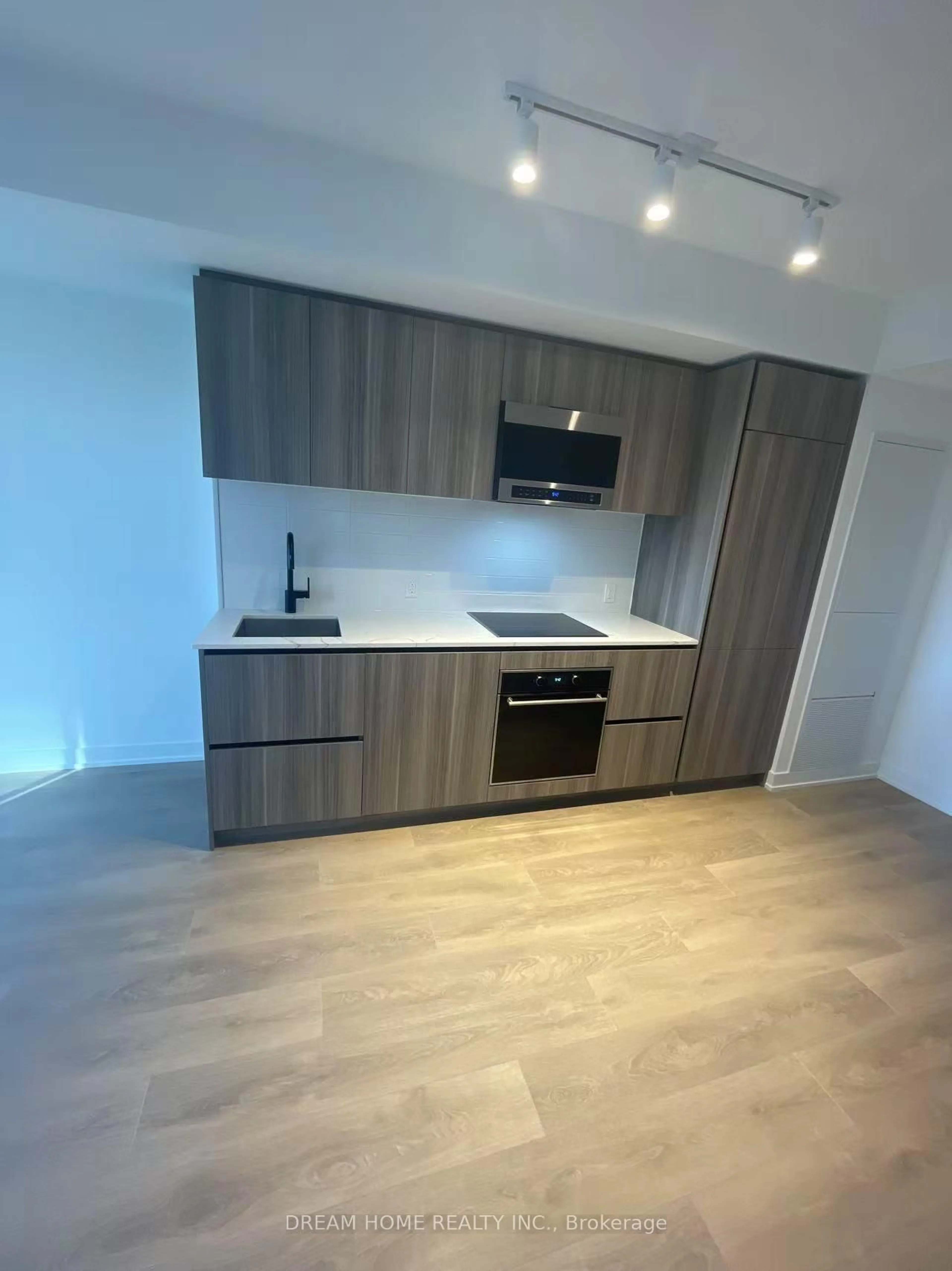 Standard kitchen, wood/laminate floor for 117 Broadway Ave, Toronto Ontario M4P 1V3
