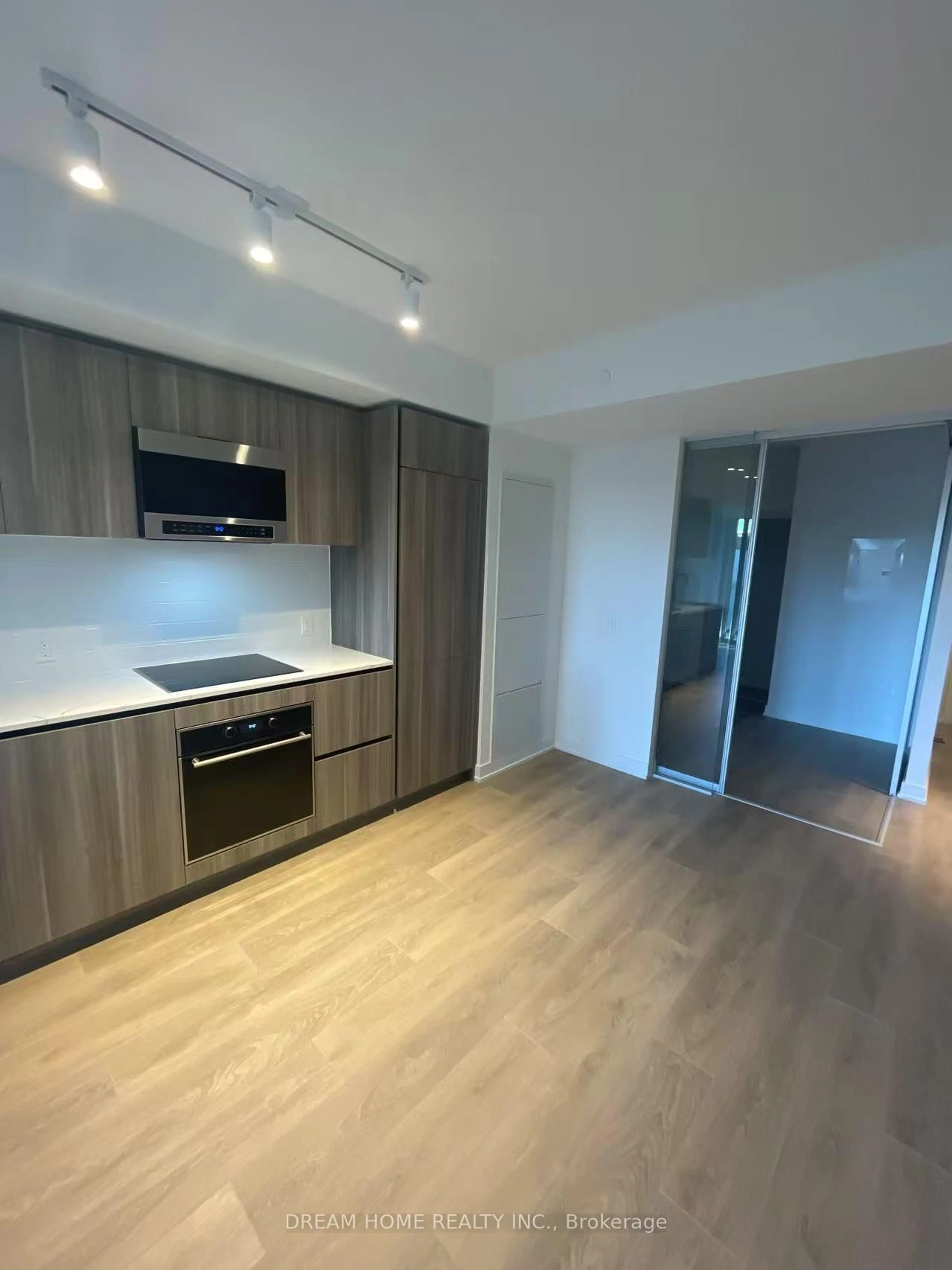 Standard kitchen, wood/laminate floor for 117 Broadway Ave, Toronto Ontario M4P 1V3