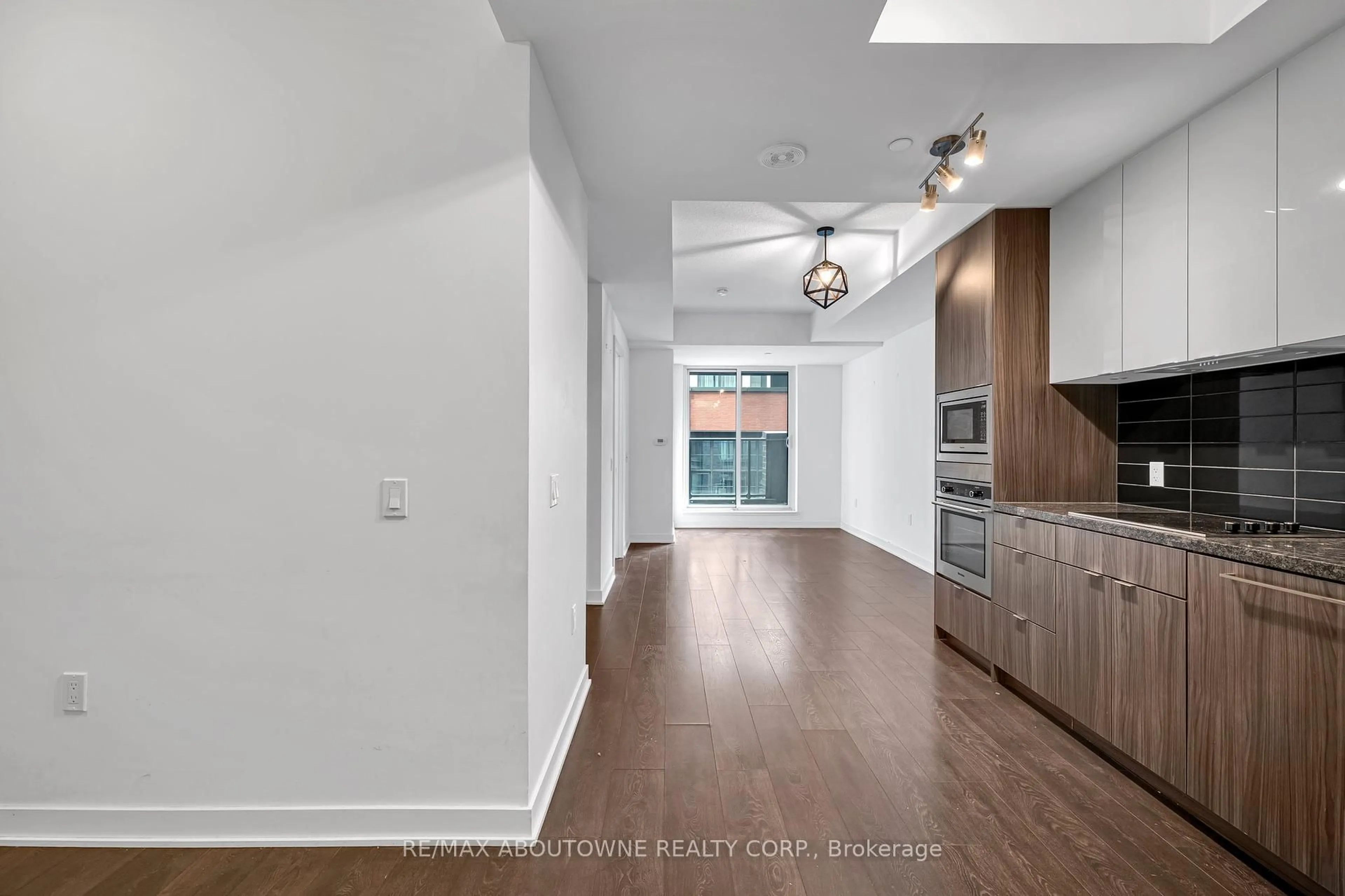 Open concept kitchen, unknown for 115 Blue Jays Way #915, Toronto Ontario M5V 3T3
