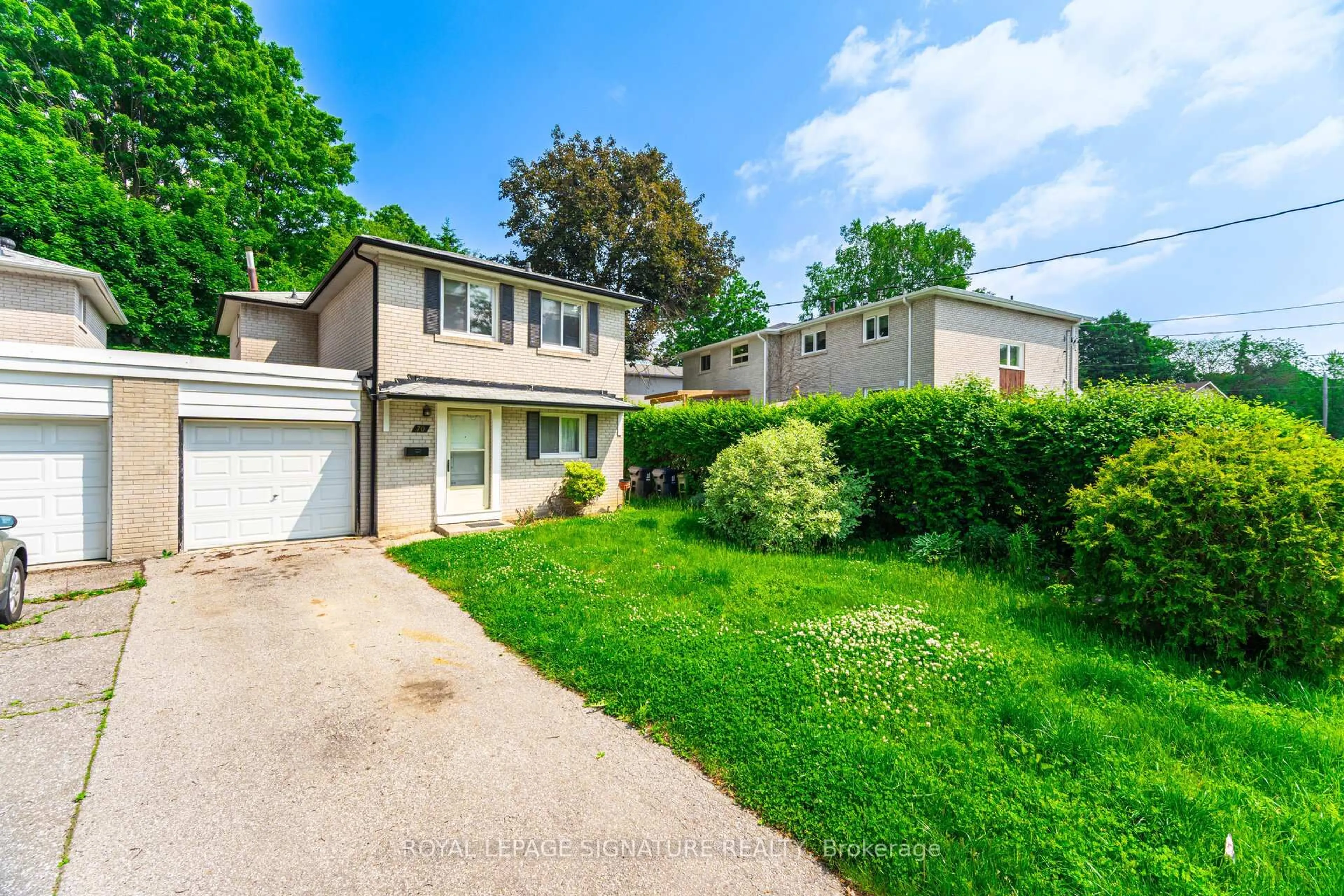 A pic from outside/outdoor area/front of a property/back of a property/a pic from drone, street for 70 Regatta Cres, Toronto Ontario M2R 2X9