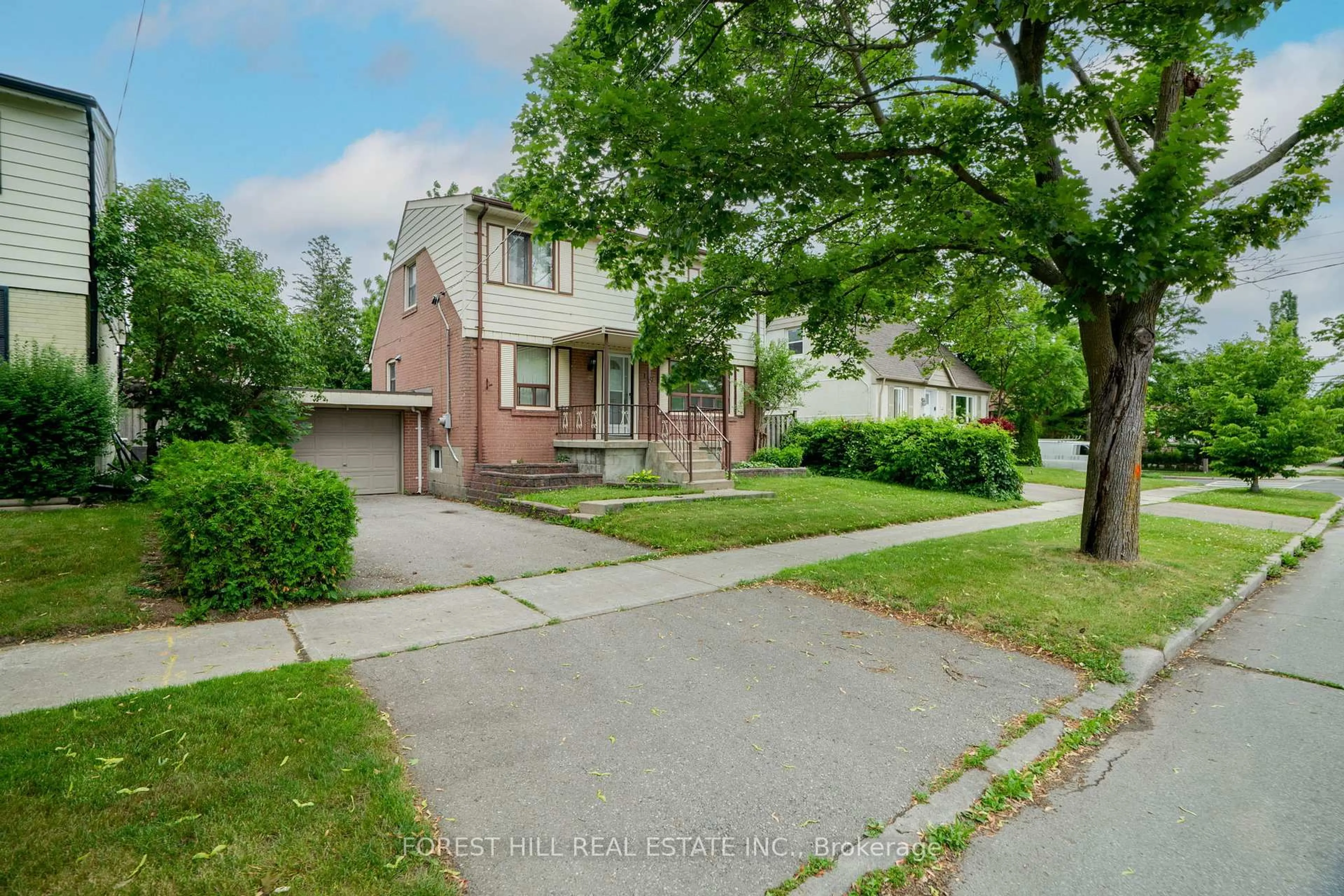 A pic from outside/outdoor area/front of a property/back of a property/a pic from drone, street for 160 Pleasant Ave, Toronto Ontario M2M 1M3