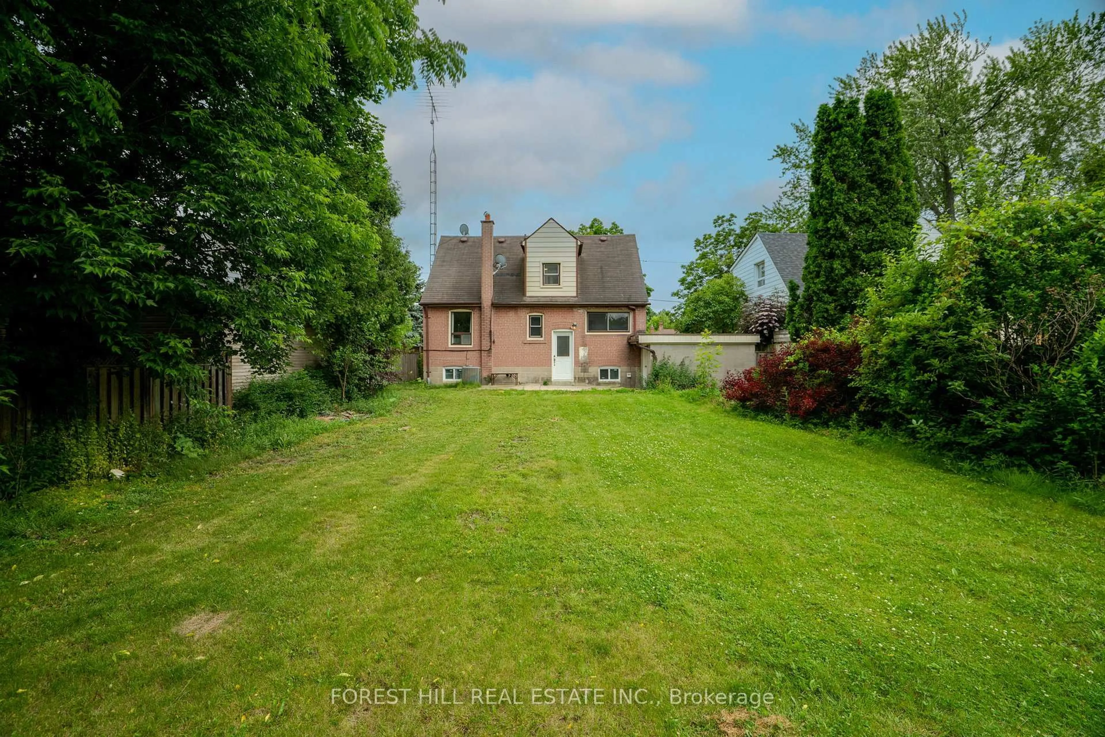 A pic from outside/outdoor area/front of a property/back of a property/a pic from drone, street for 160 Pleasant Ave, Toronto Ontario M2M 1M3