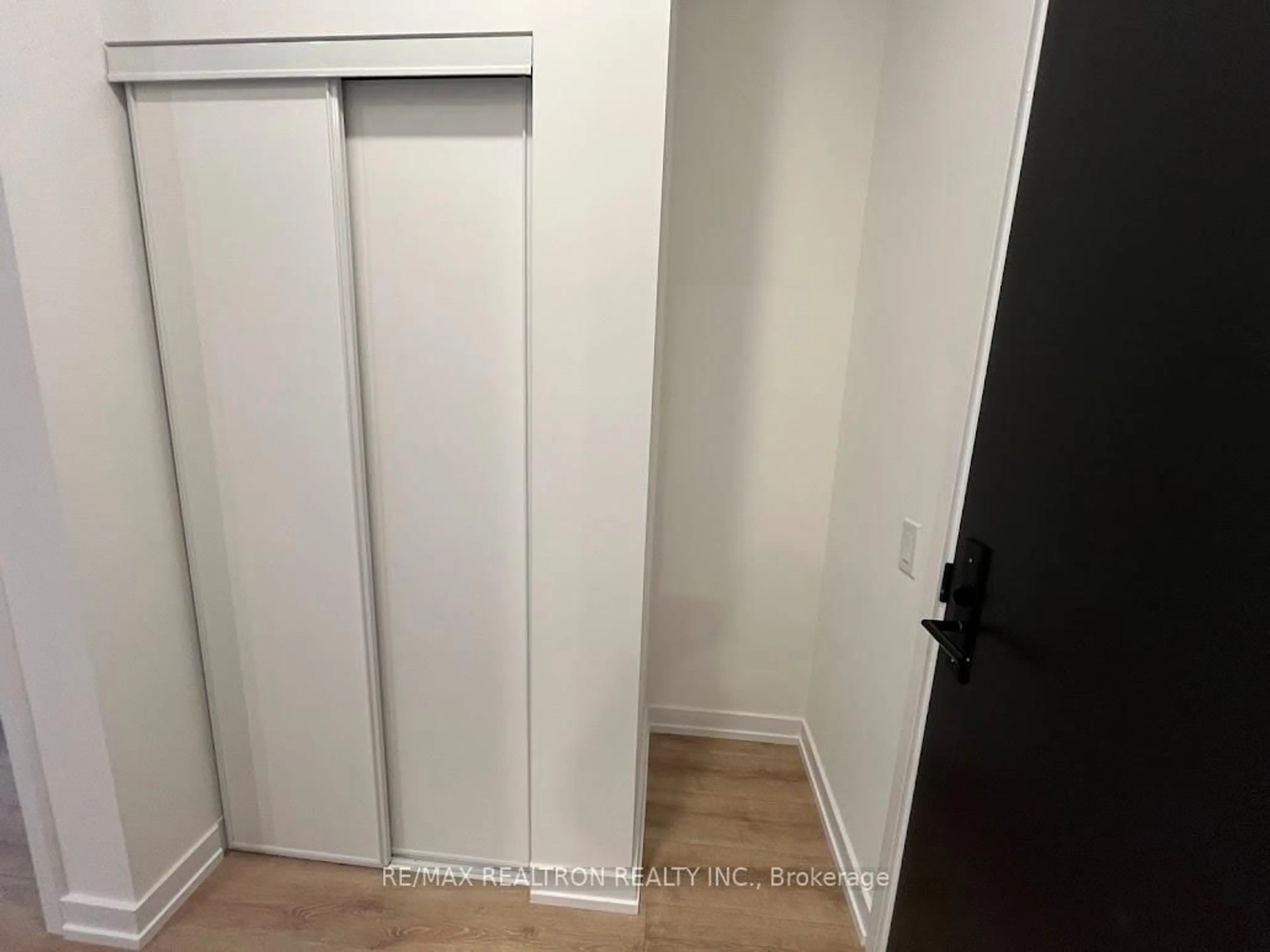 Unknown for 500 Dupont St #301, Toronto Ontario M6G 0B8