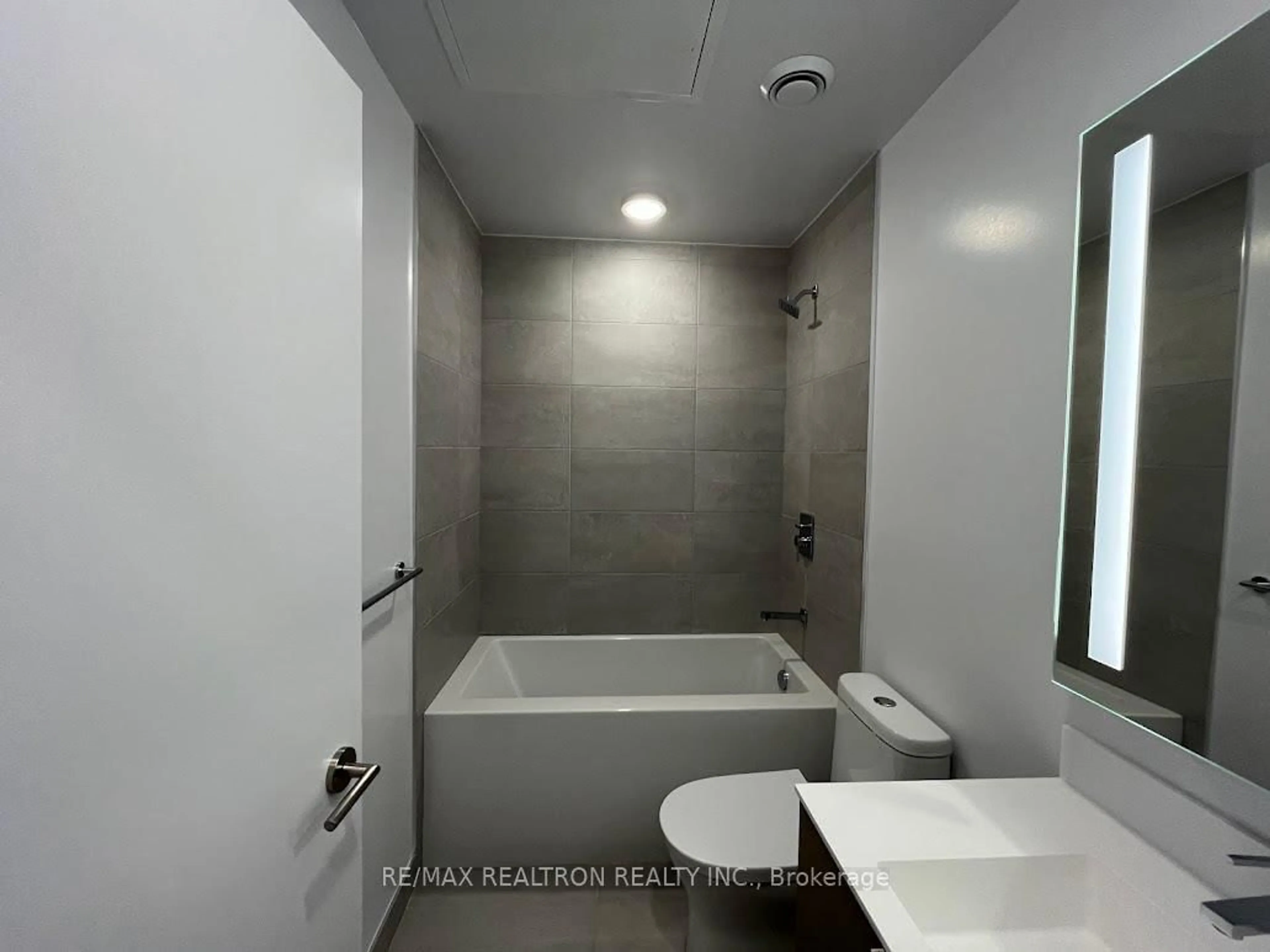 Standard bathroom, ceramic/tile floor for 500 Dupont St #301, Toronto Ontario M6G 0B8