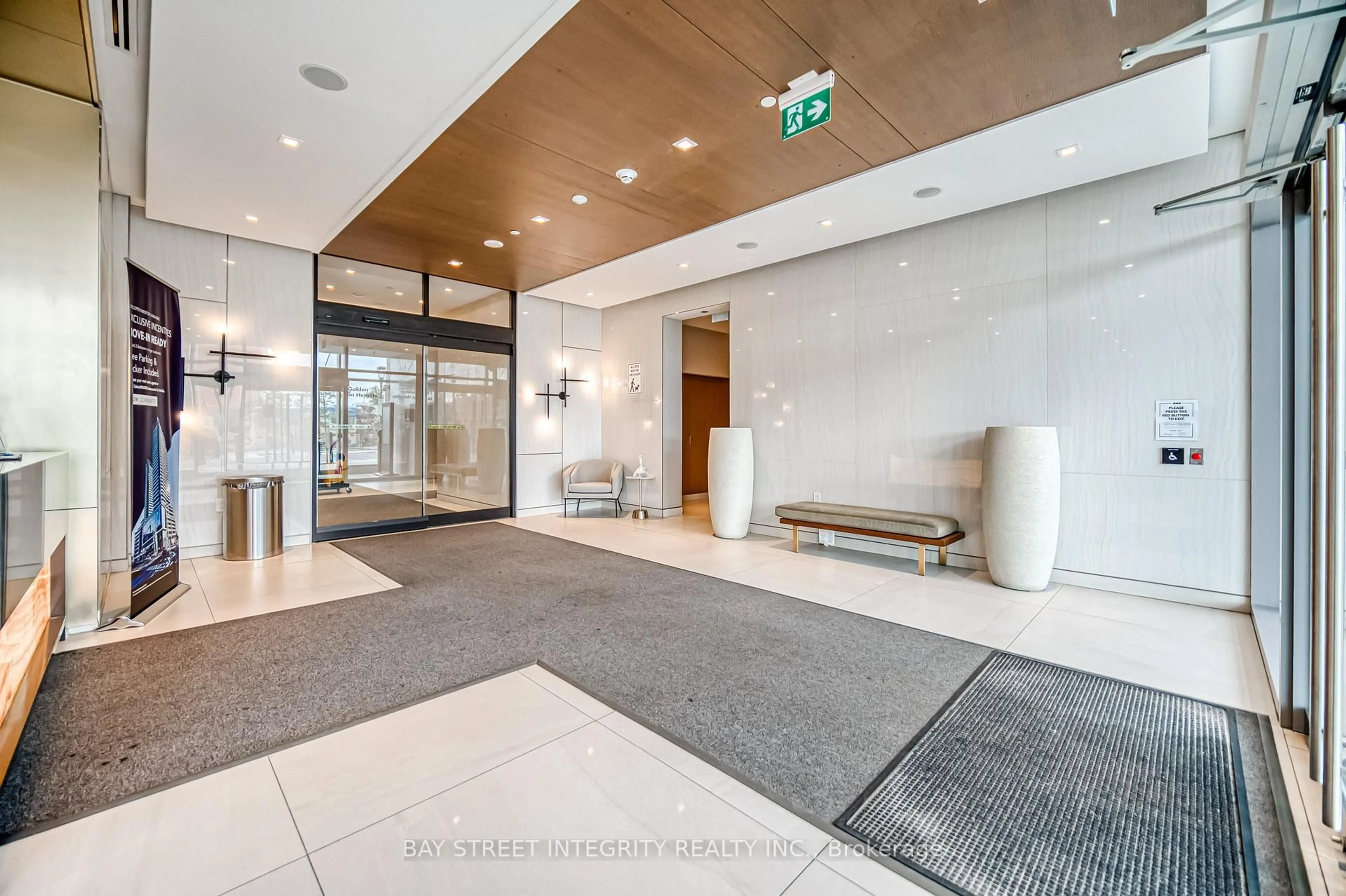 Indoor foyer for 7 Golden Lion Hts #N1008, Toronto Ontario M2M 0C1