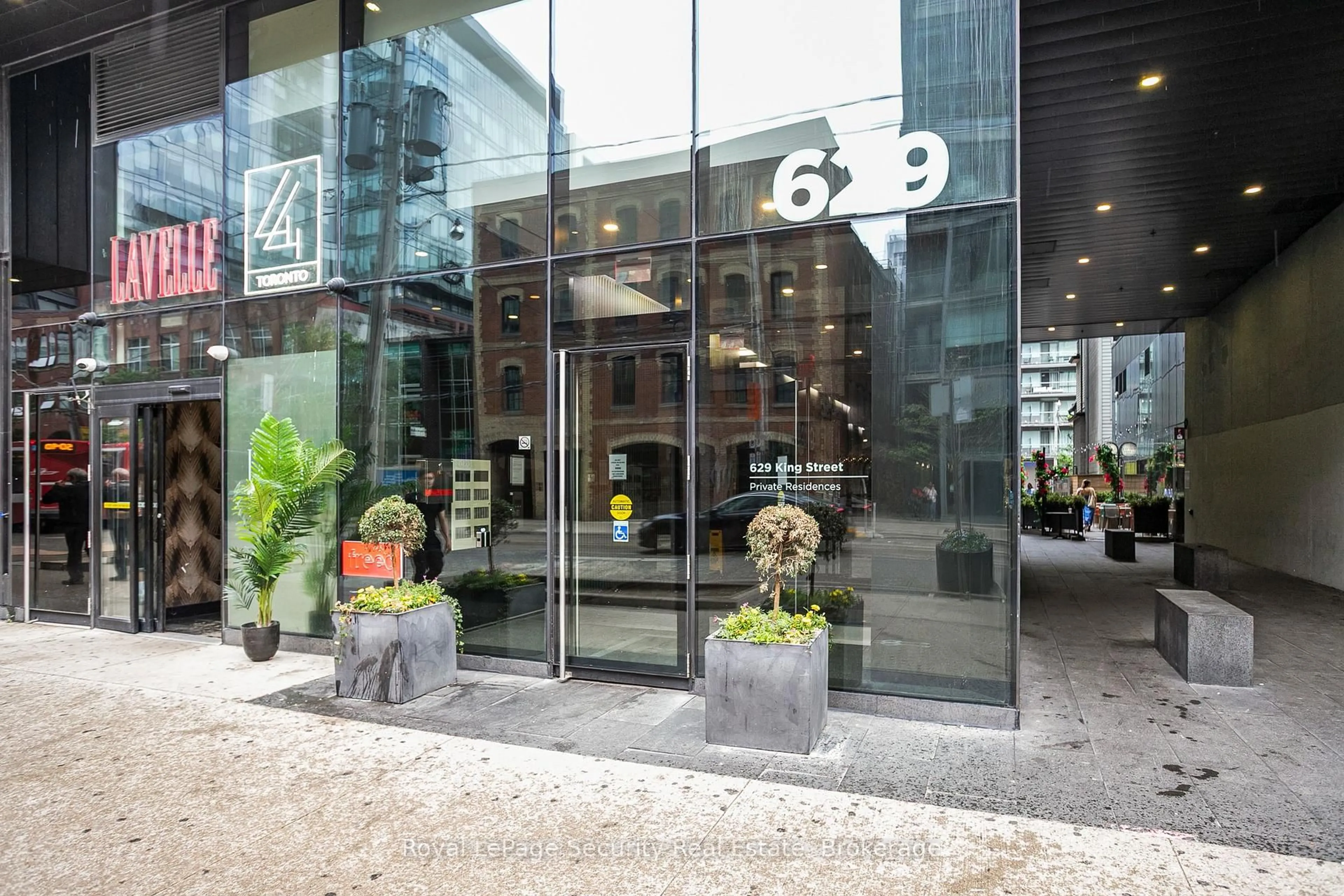 Indoor foyer for 629 King St #320, Toronto Ontario M5V 1M5