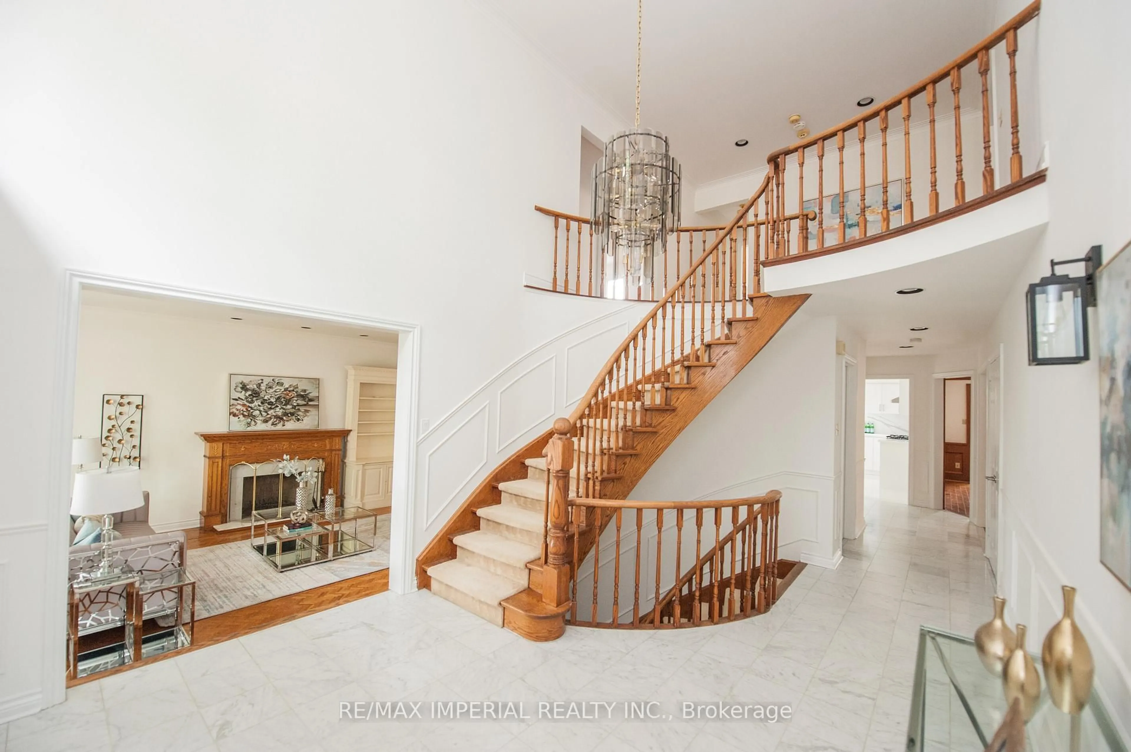 Indoor foyer for 11 Riderwood Dr, Toronto Ontario M2L 2X4