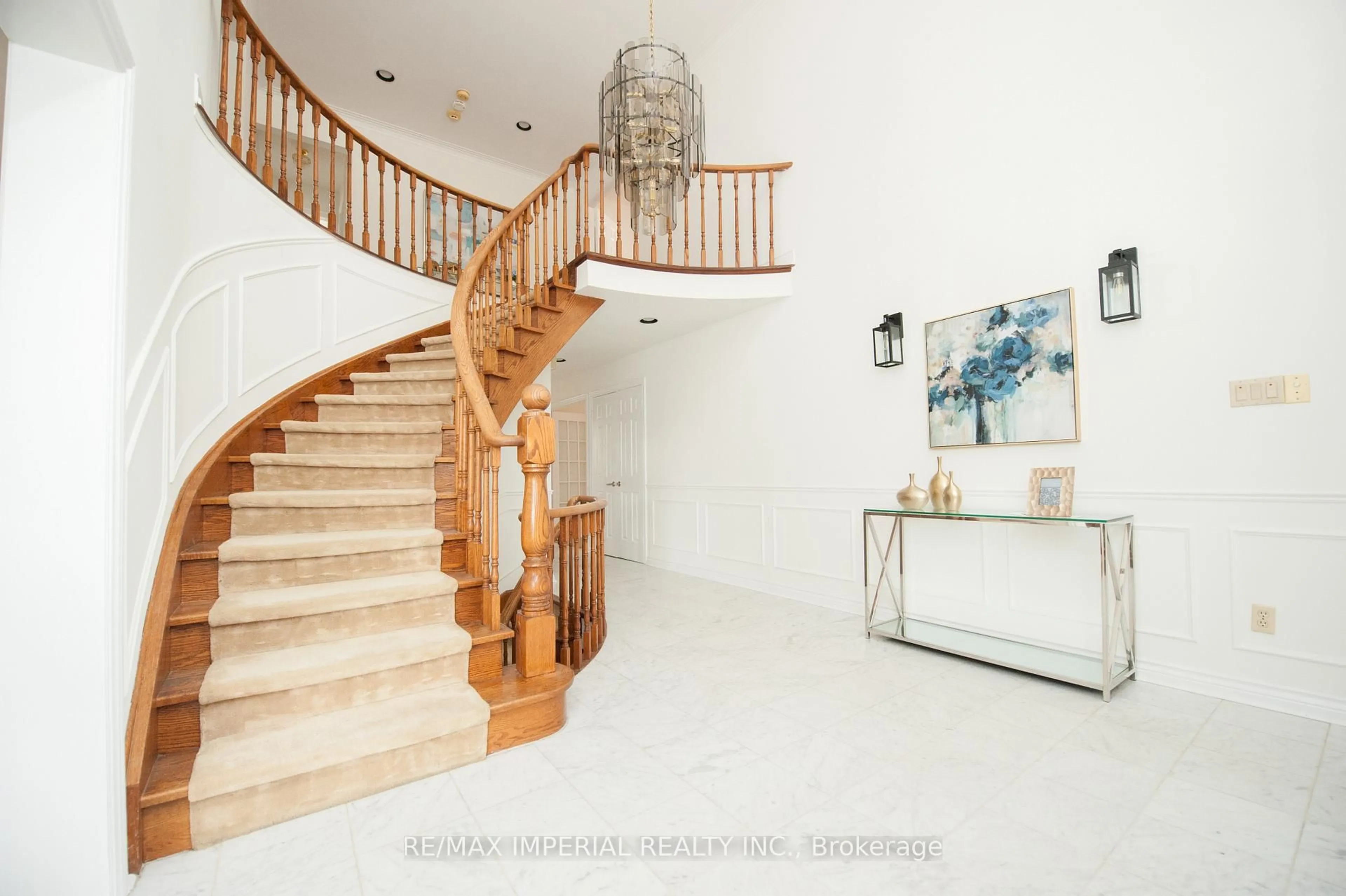 Indoor foyer for 11 Riderwood Dr, Toronto Ontario M2L 2X4