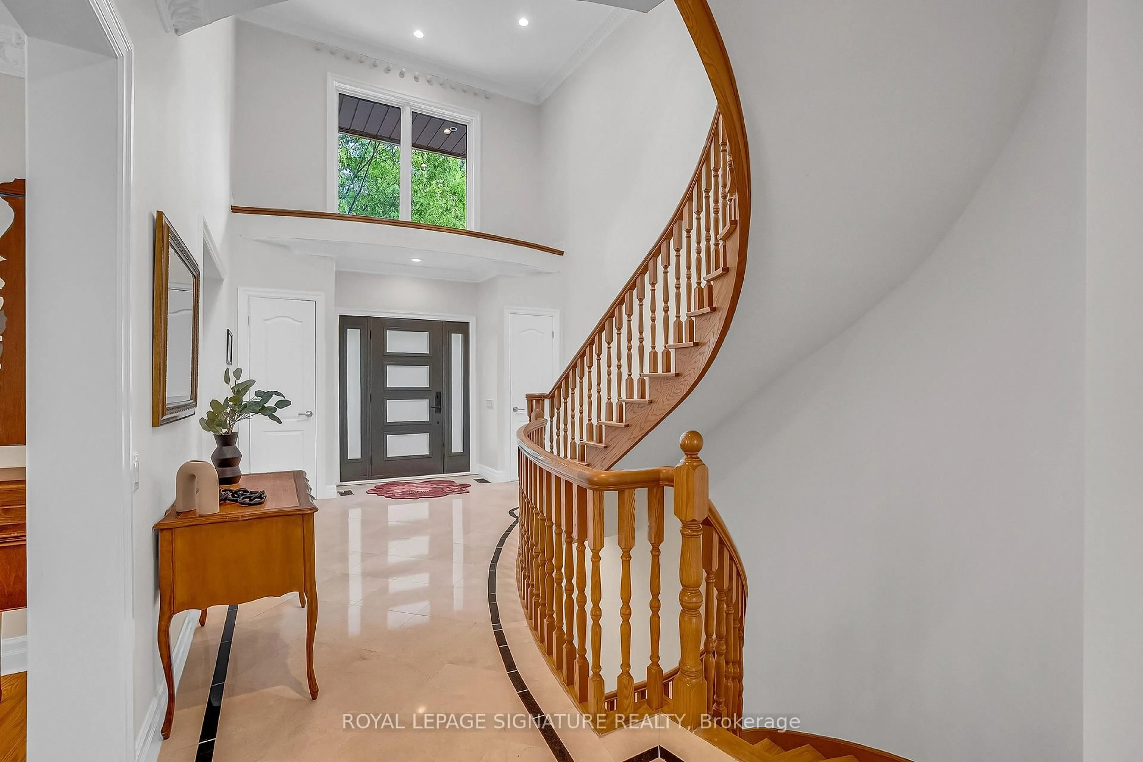 Indoor foyer for 20 Hurlingham Cres, Toronto Ontario M3B 2R1