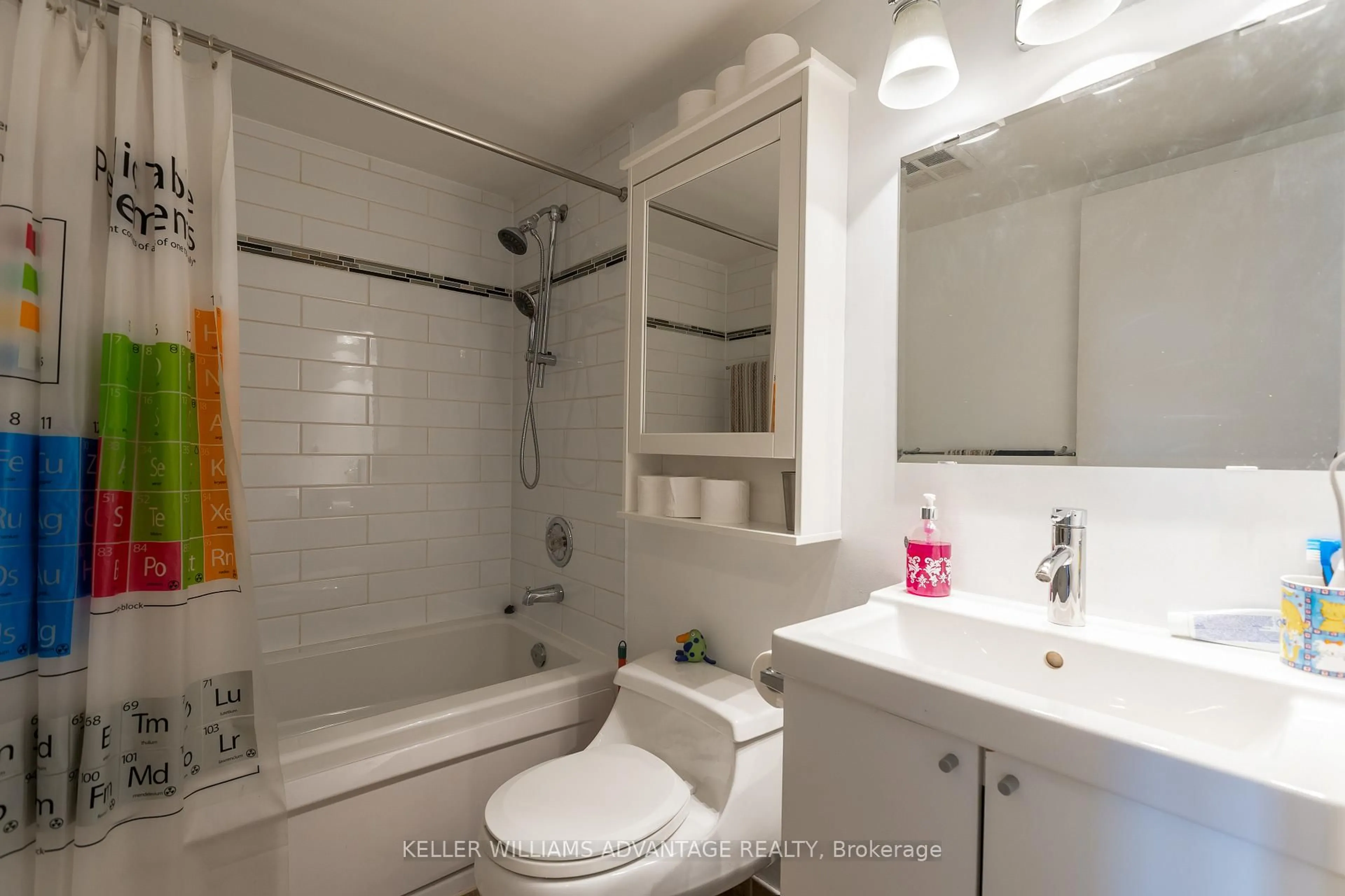 Standard bathroom, ceramic/tile floor for 117 Gerrard St #404, Toronto Ontario M5B 2L4