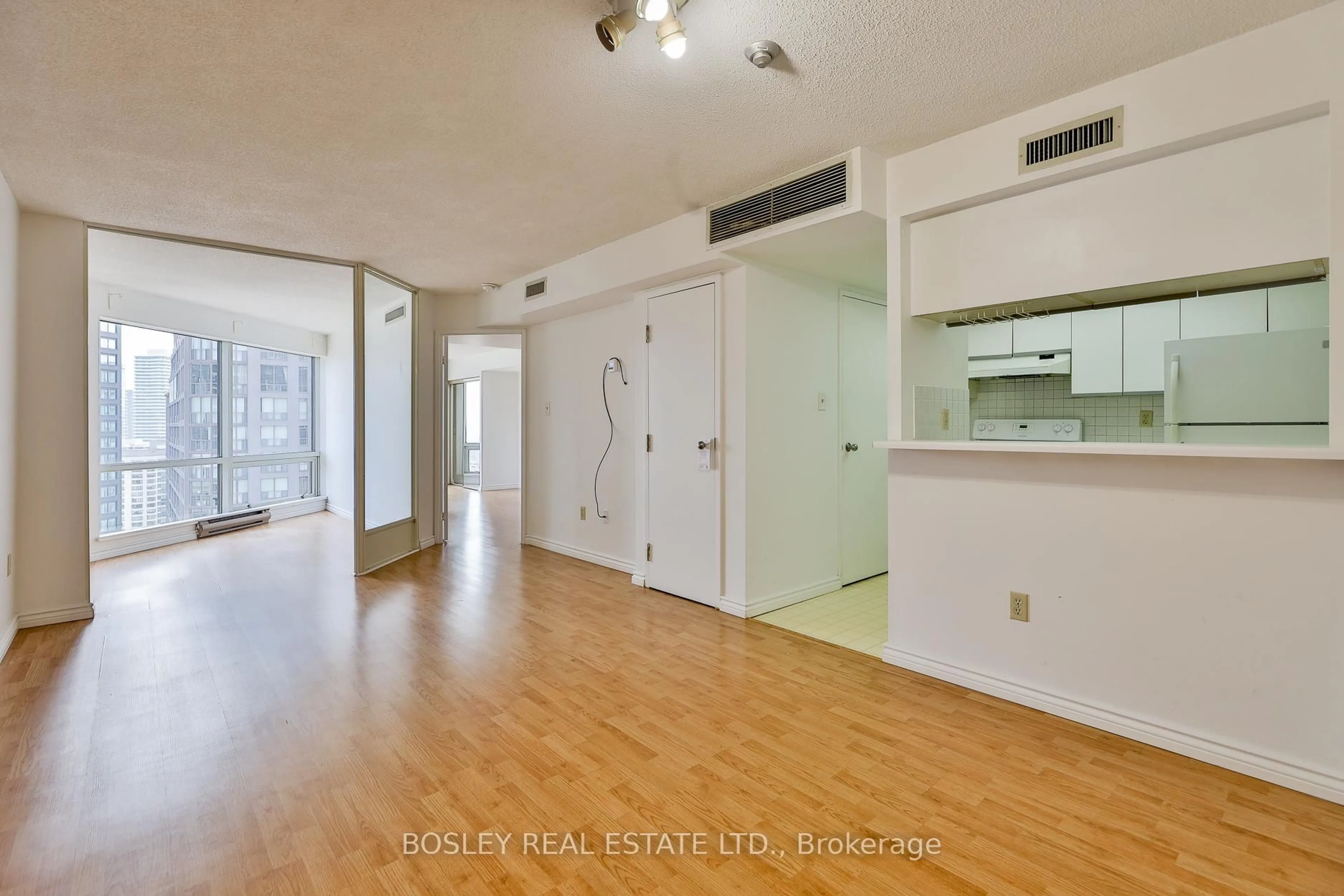 A pic of a room for 1001 Bay St #2108, Toronto Ontario M5S 3A6