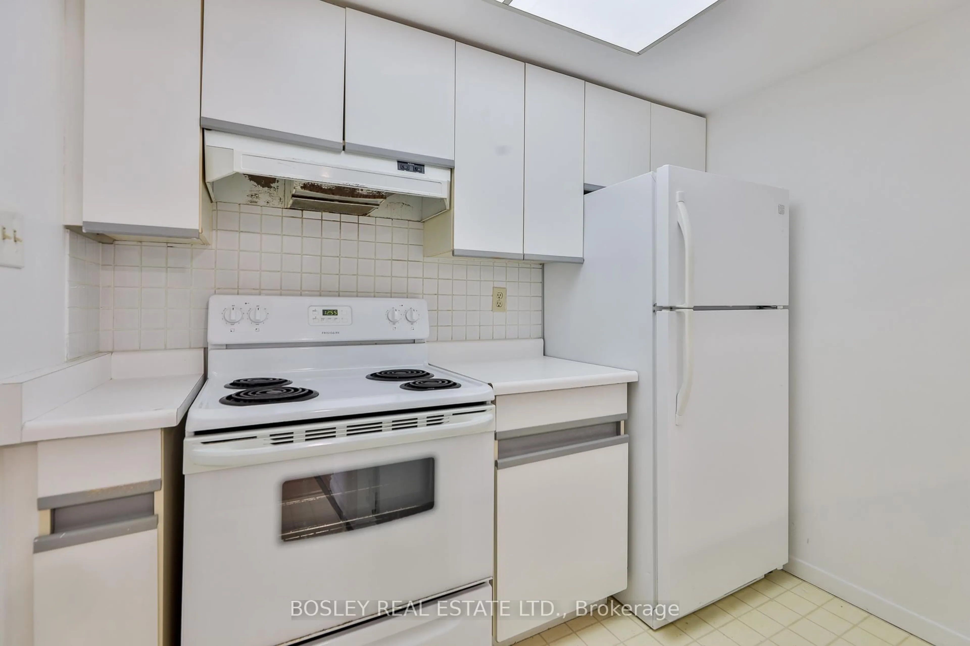 Standard kitchen, unknown for 1001 Bay St #2108, Toronto Ontario M5S 3A6
