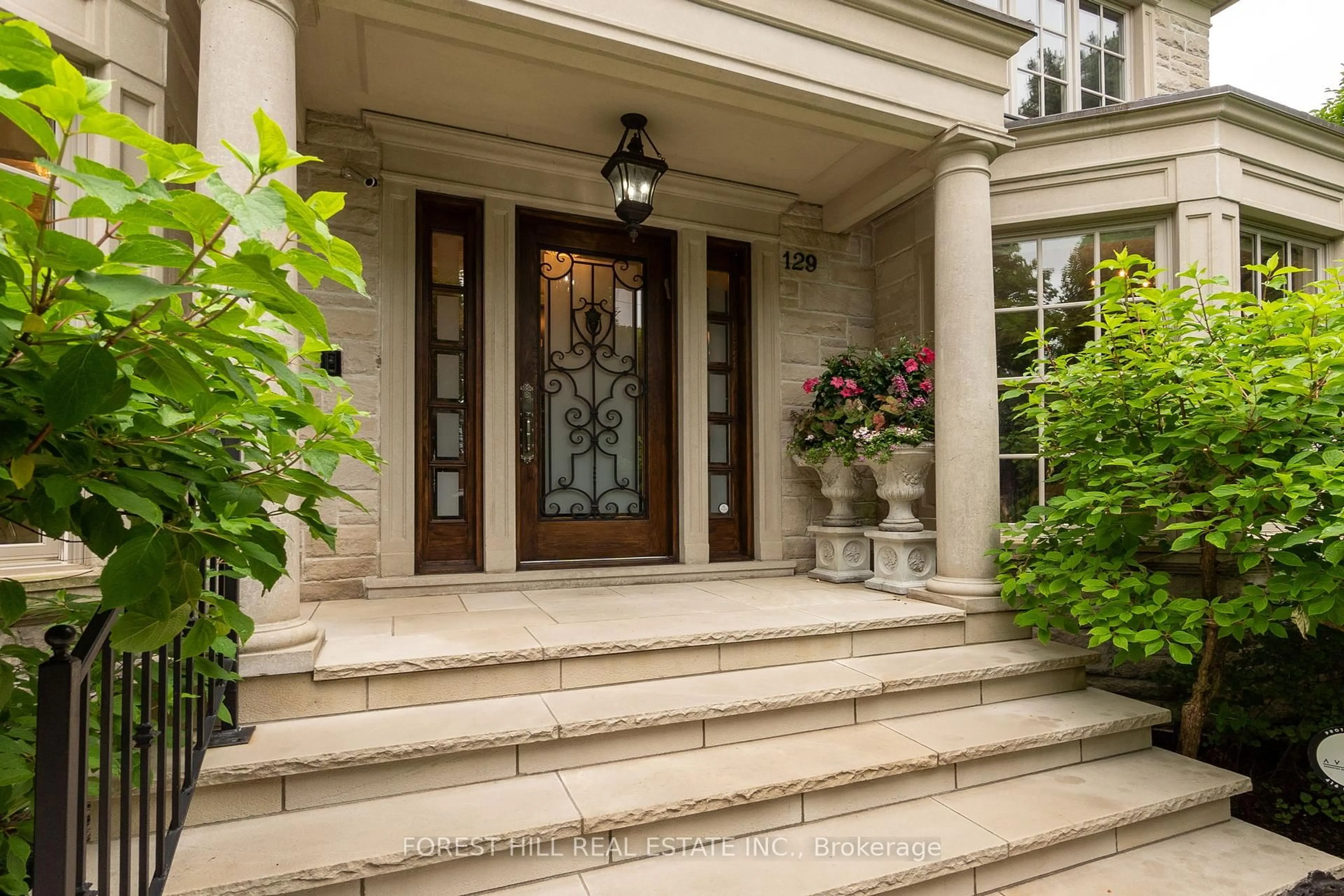 Indoor entryway for 129 Ava Rd, Toronto Ontario M6C 1W2