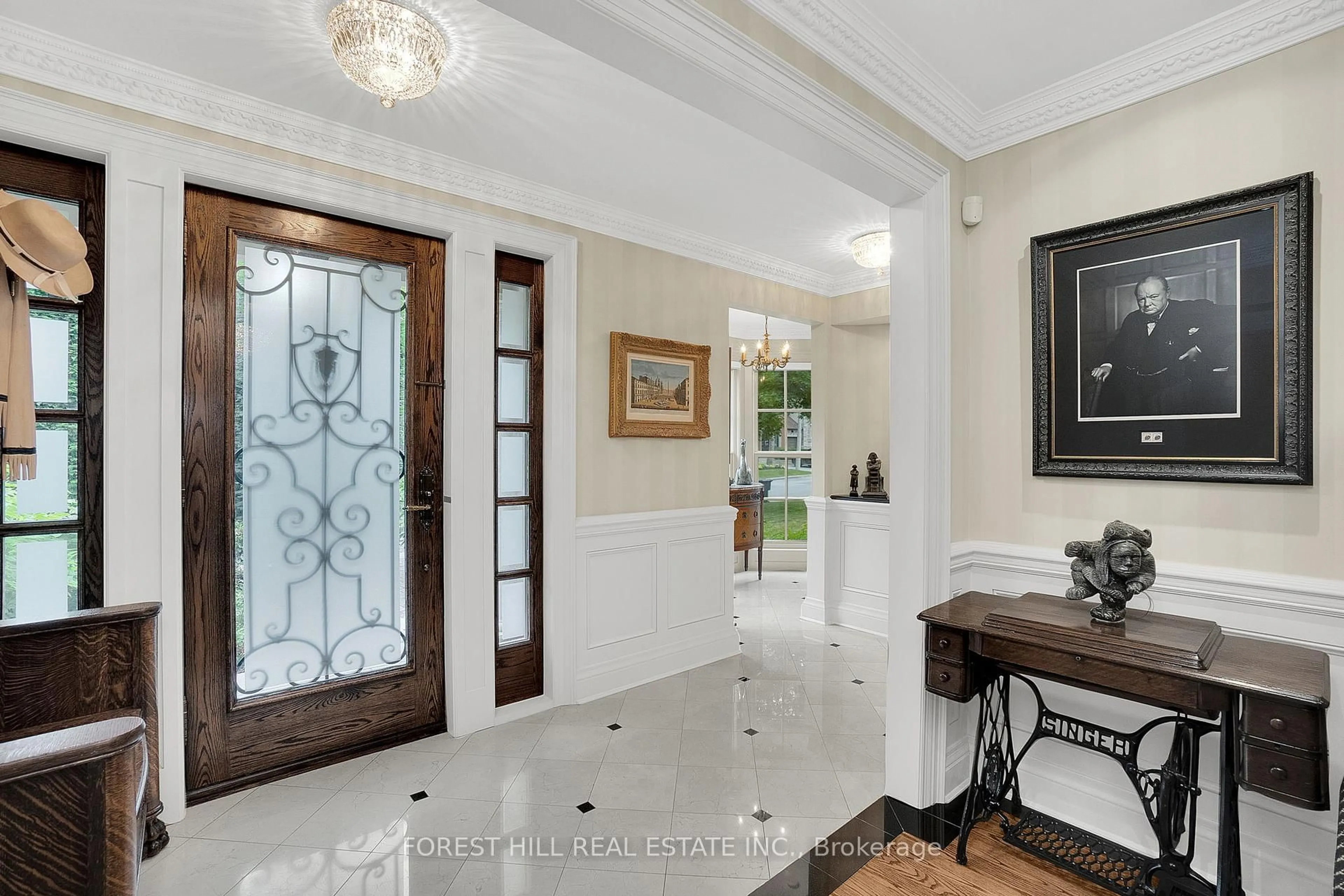 Indoor foyer for 129 Ava Rd, Toronto Ontario M6C 1W2