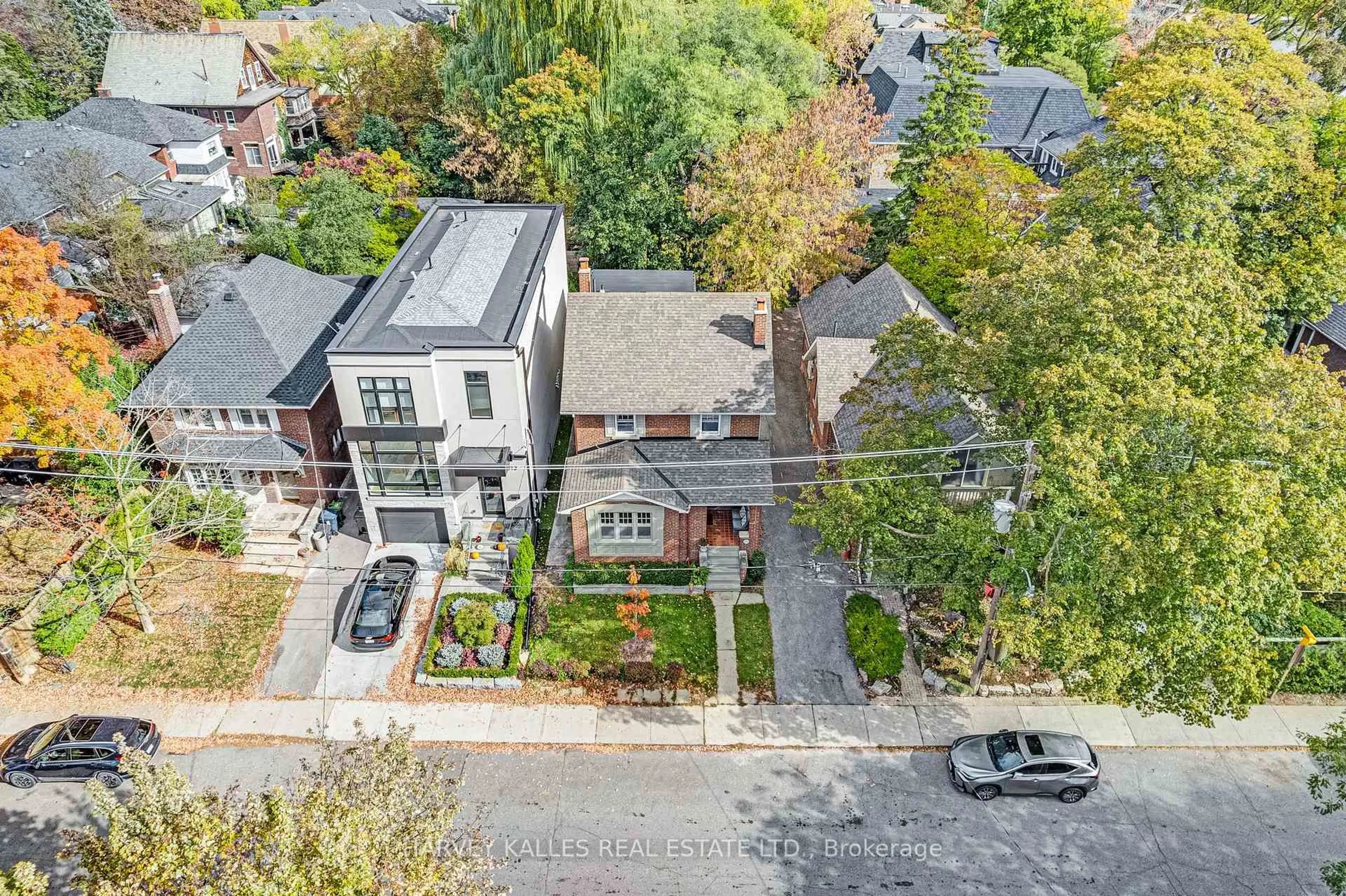 A pic from outside/outdoor area/front of a property/back of a property/a pic from drone, street for 311 Rosewell Ave, Toronto Ontario M4R 2B1
