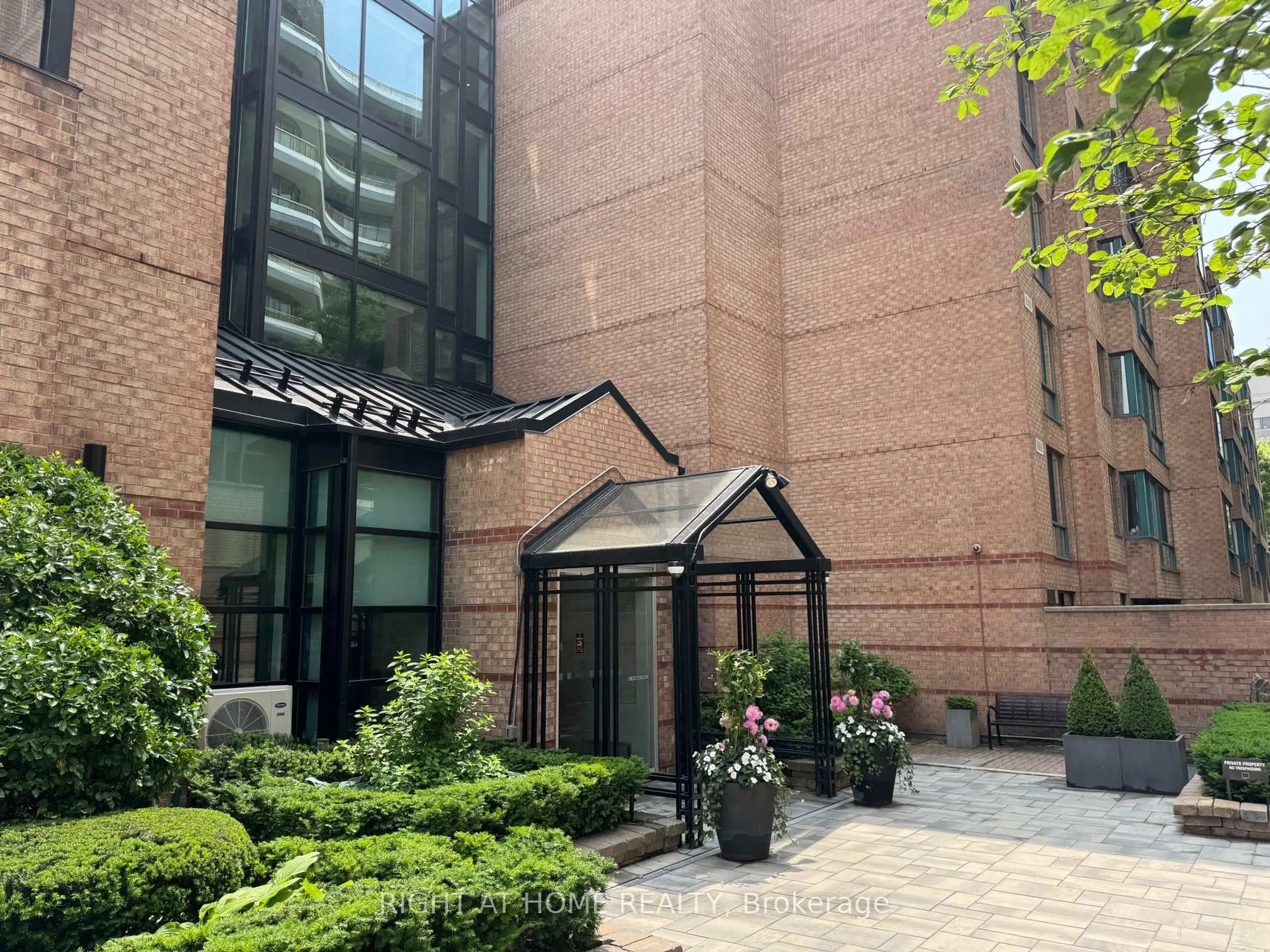 Indoor foyer for 225 Davenport Rd #319, Toronto Ontario M5R 3R2