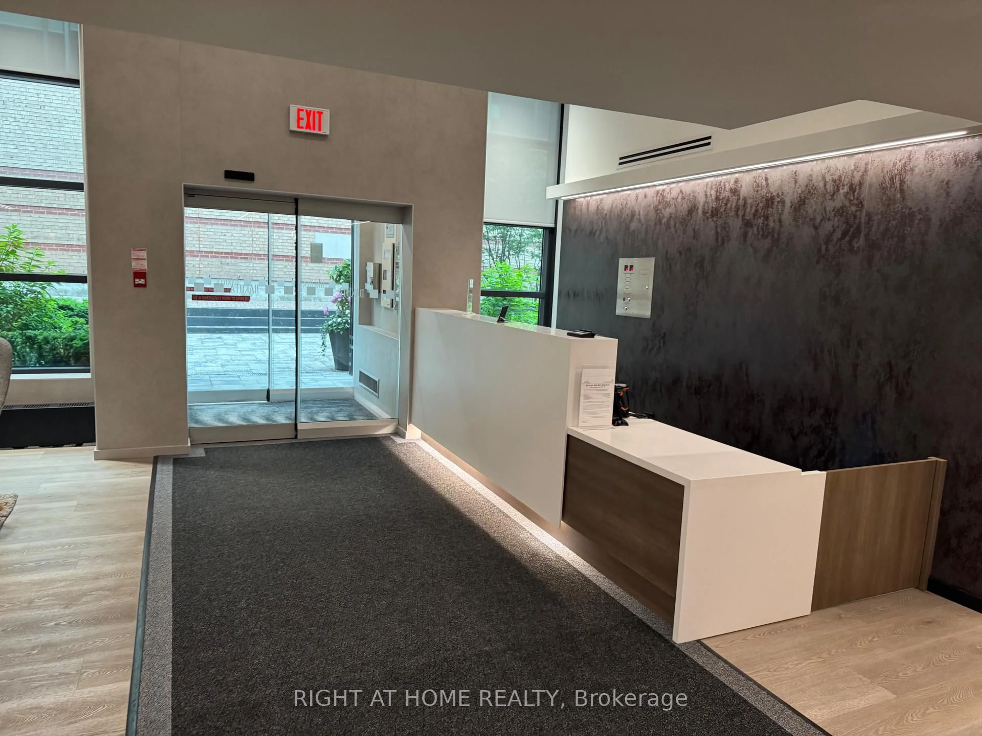 Indoor foyer for 225 Davenport Rd #319, Toronto Ontario M5R 3R2