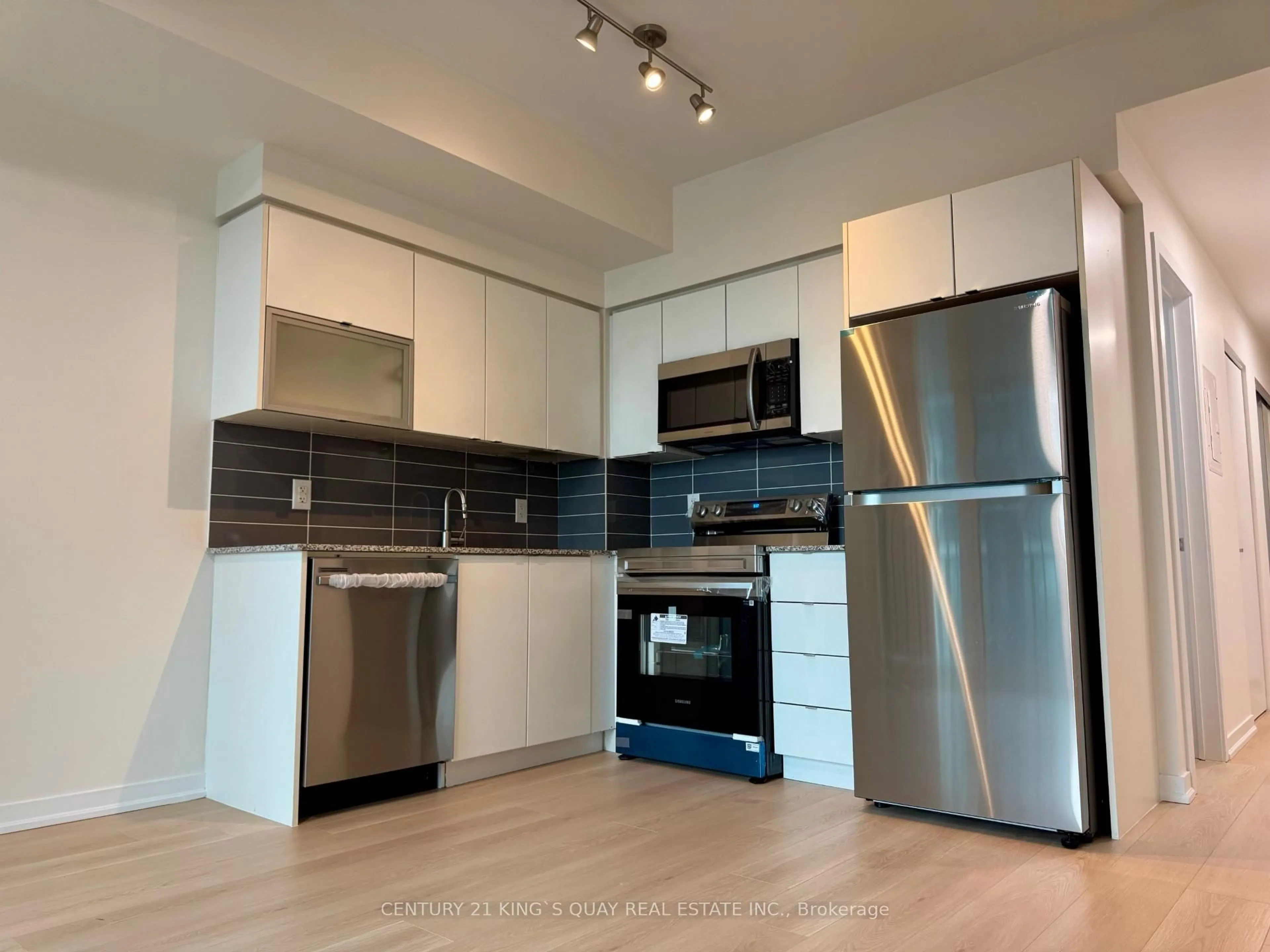 Standard kitchen, wood/laminate floor for 150 East Liberty St #708, Toronto Ontario M6K 3R5