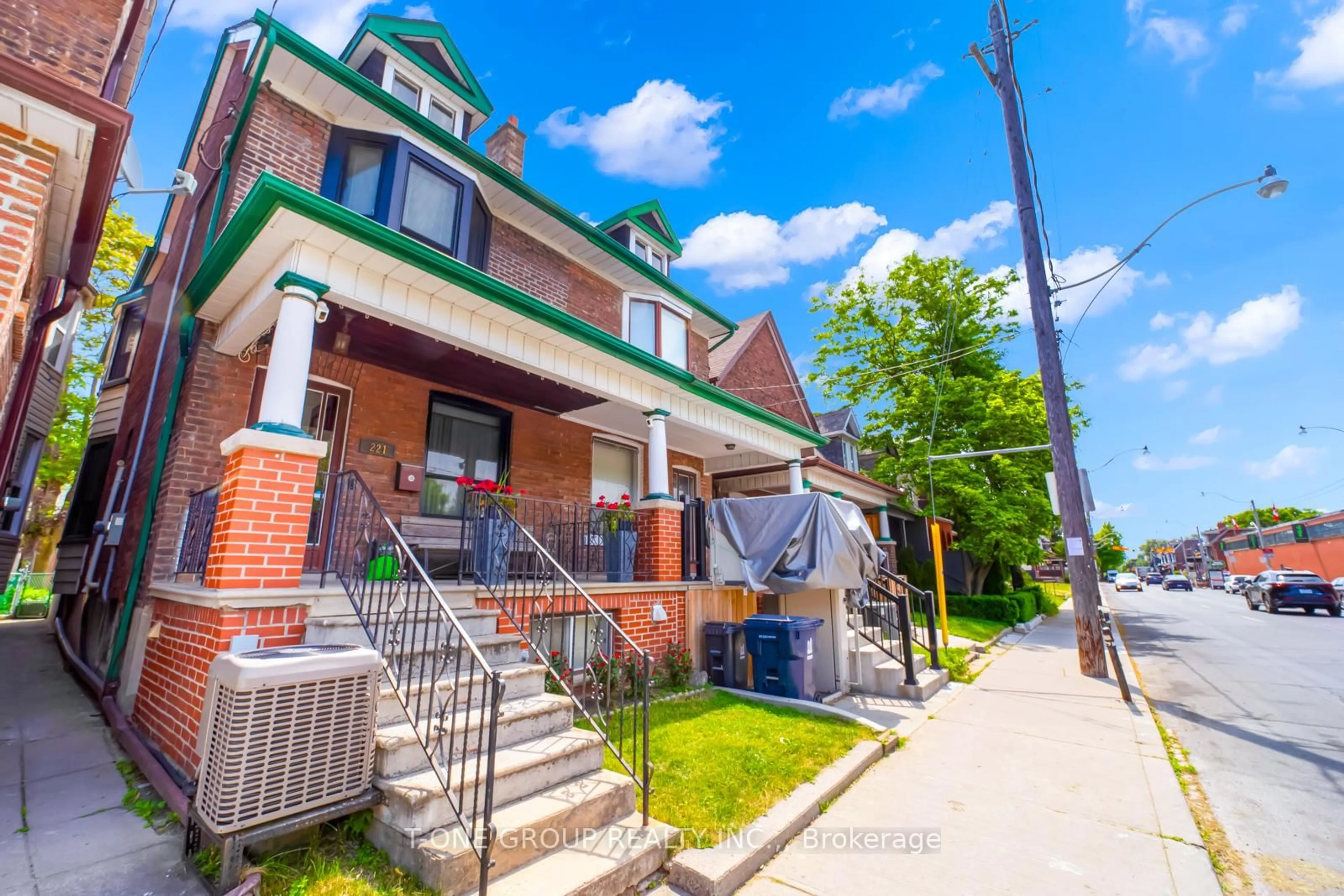 Unknown for 221 Christie St, Toronto Ontario M6G 3B5