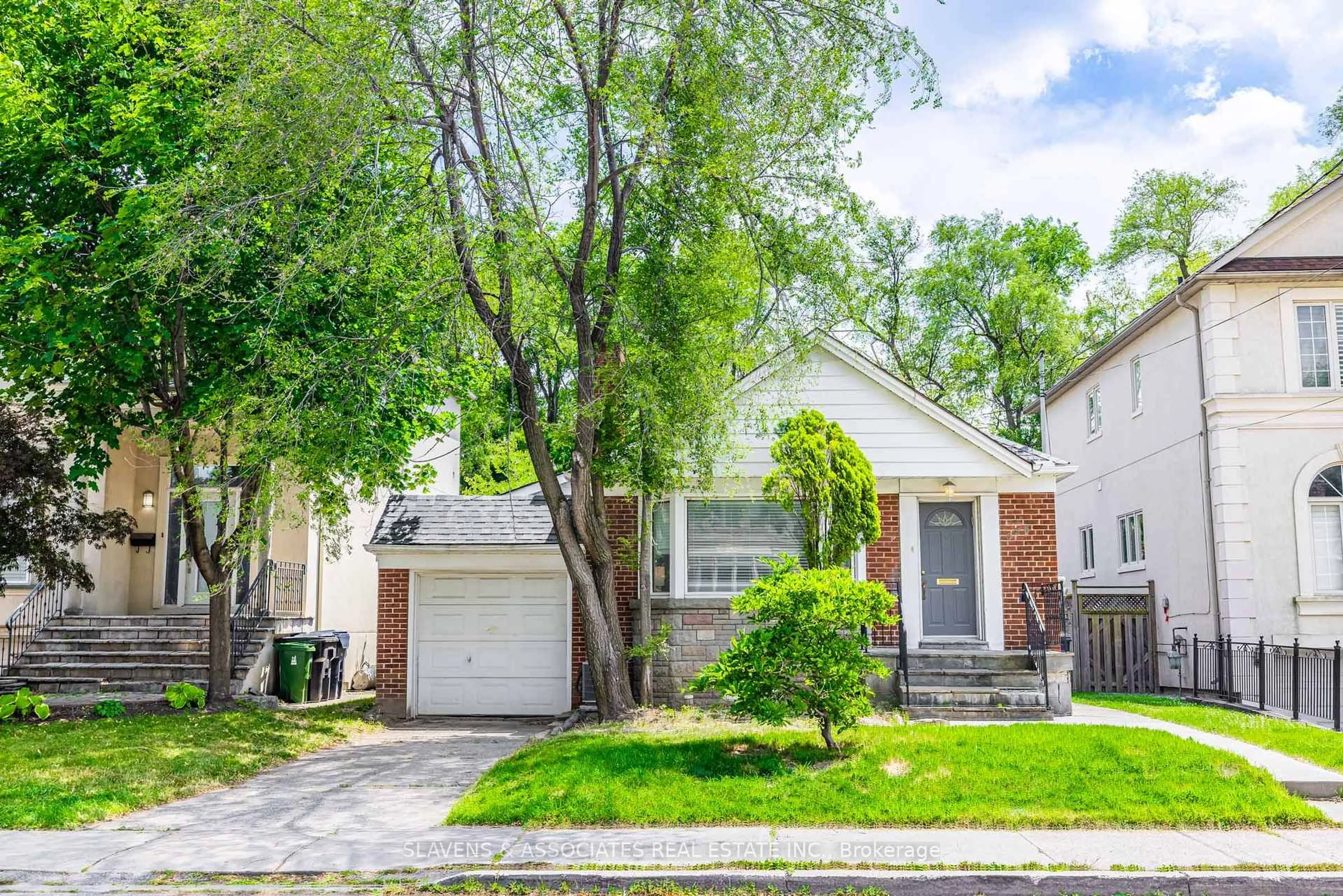 Home with vinyl exterior material, street for 523 Glengarry Ave, Toronto Ontario M5M 1G2