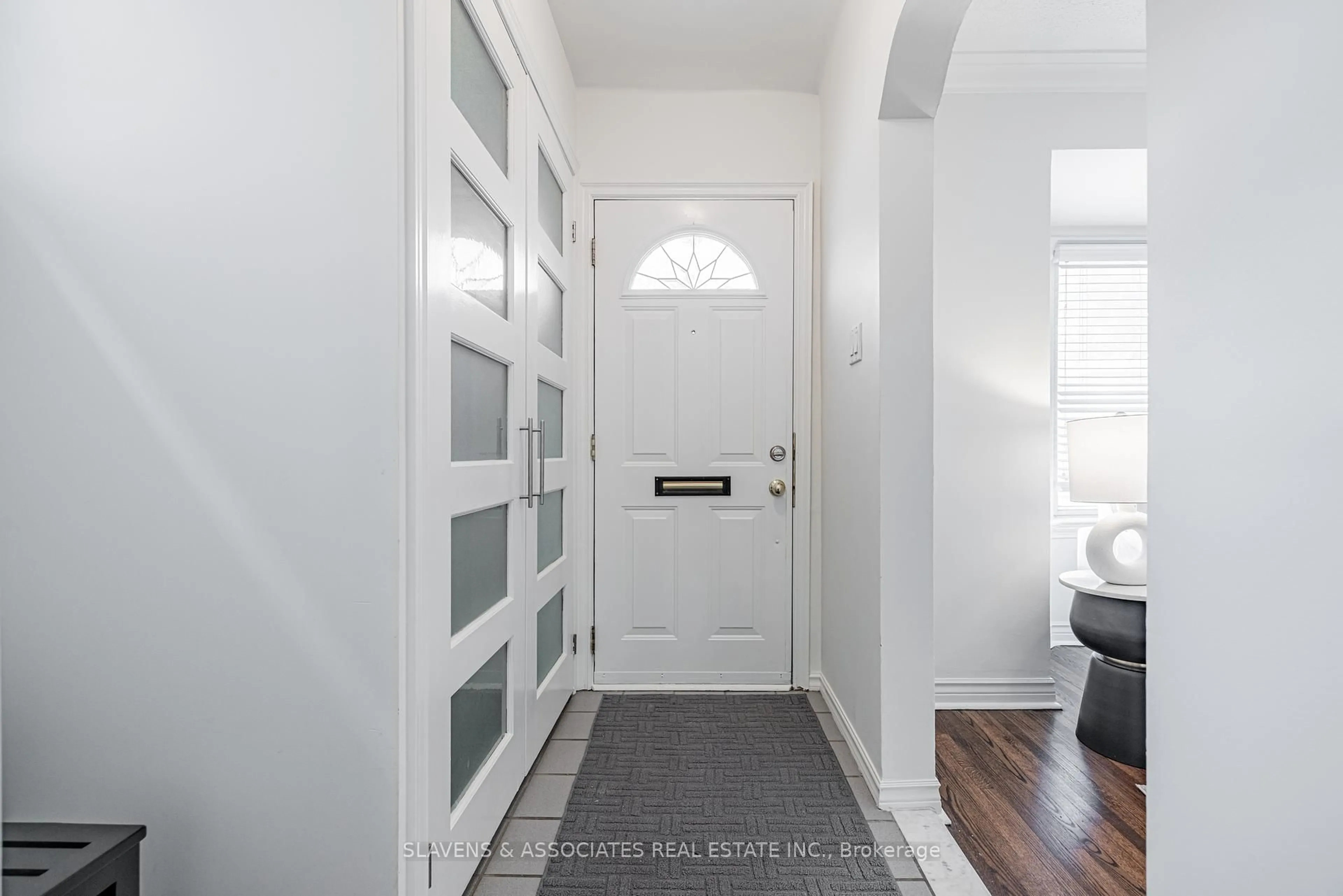 Indoor entryway for 523 Glengarry Ave, Toronto Ontario M5M 1G2