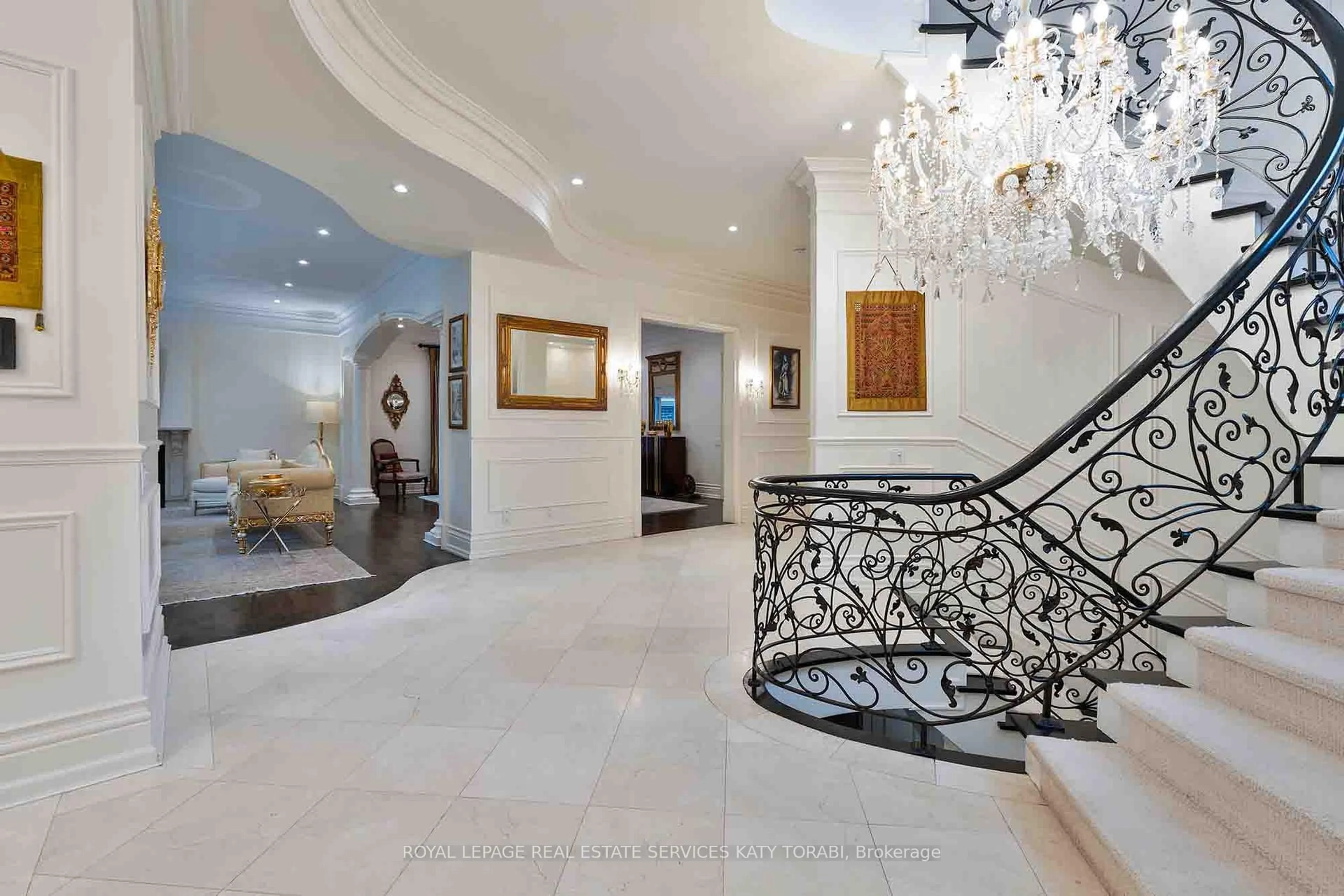 Indoor foyer for 135 Buckingham Ave, Toronto Ontario M4N 1R5