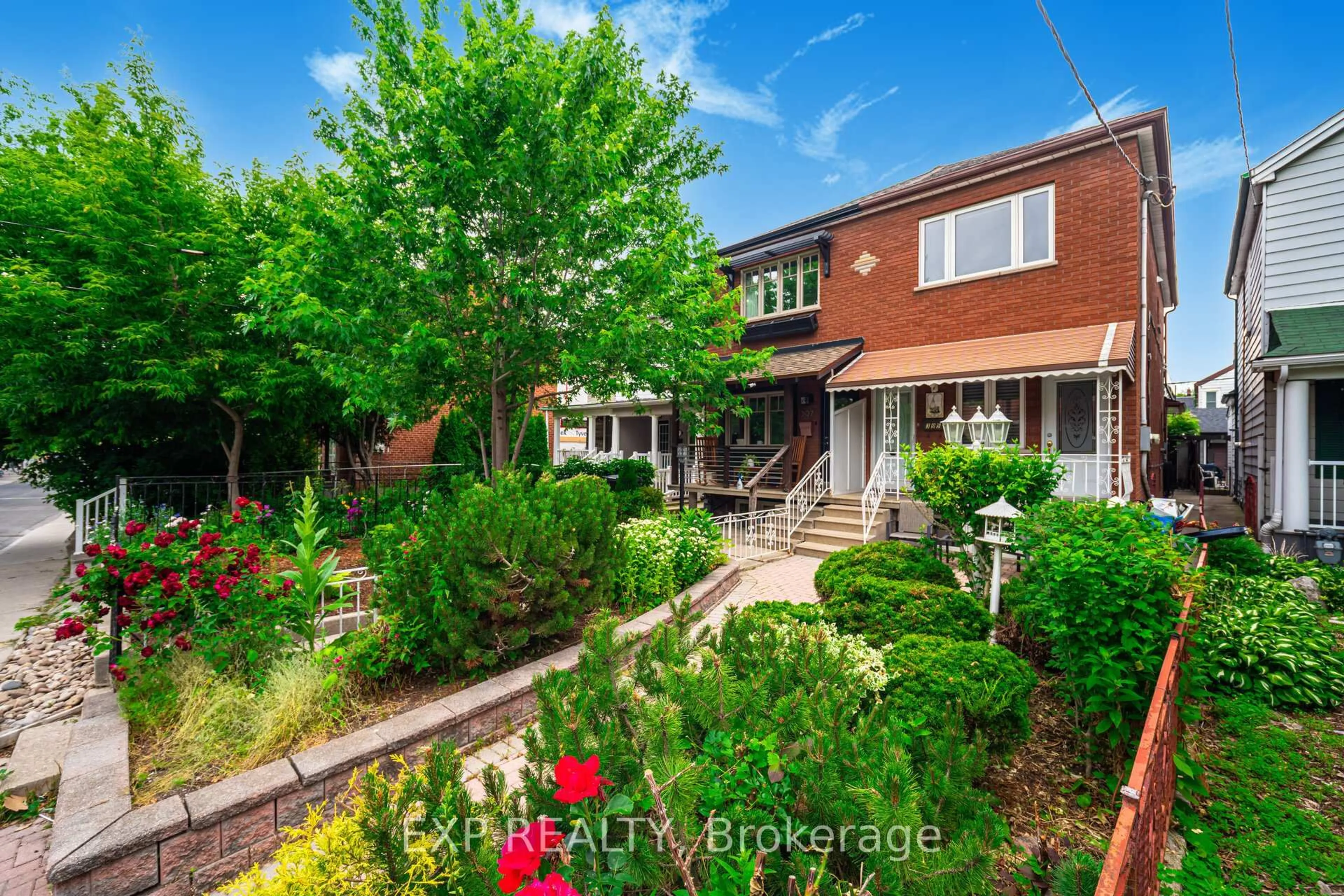 A pic from outside/outdoor area/front of a property/back of a property/a pic from drone, street for 395 Crawford St, Toronto Ontario M6J 2W1