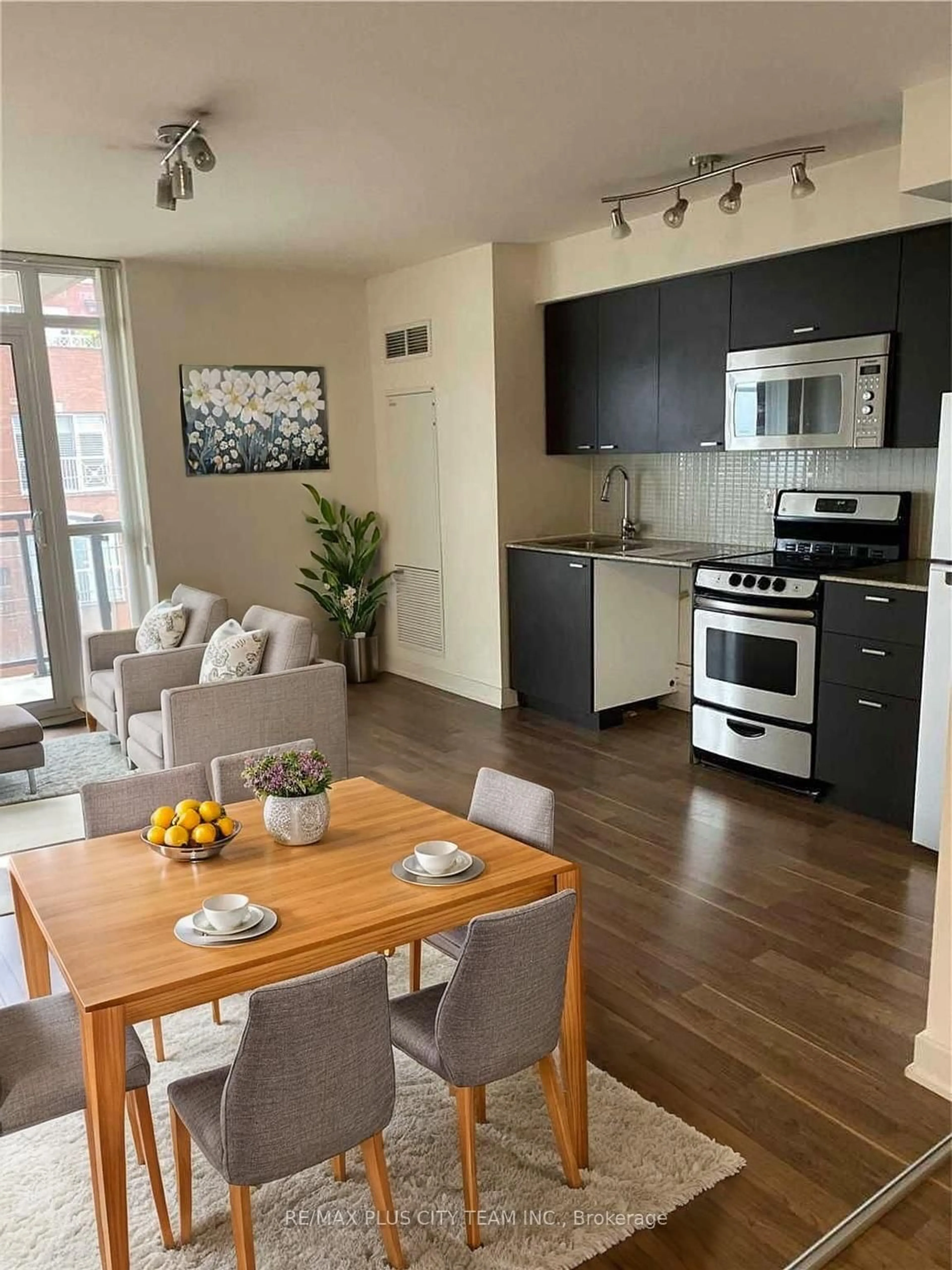 Open concept kitchen, wood/laminate floor for 78 Tecumseth St #411, Toronto Ontario M5V 0A9