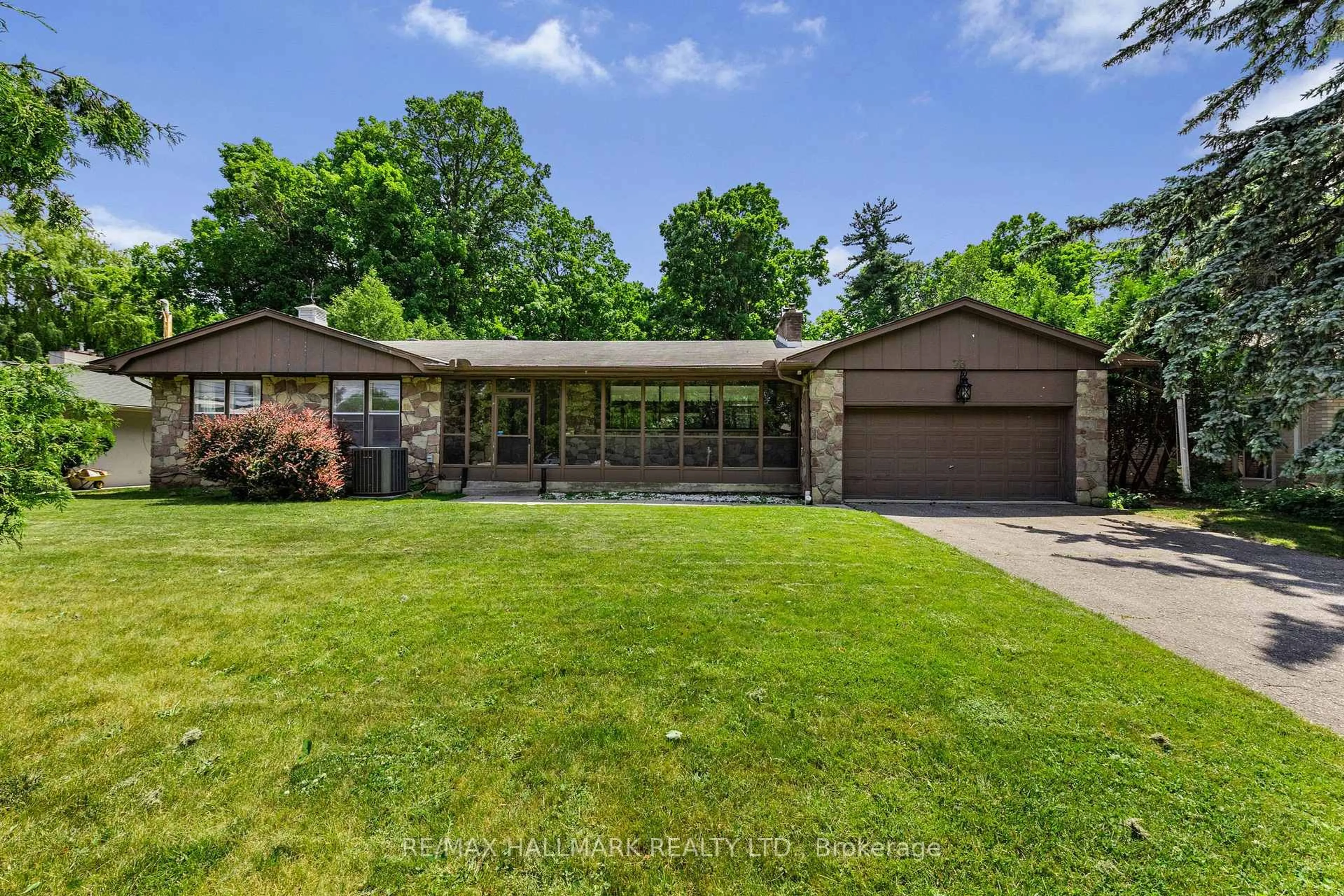 A pic from outside/outdoor area/front of a property/back of a property/a pic from drone, street for 73 Forest Grove Dr, Toronto Ontario M2K 1Z4