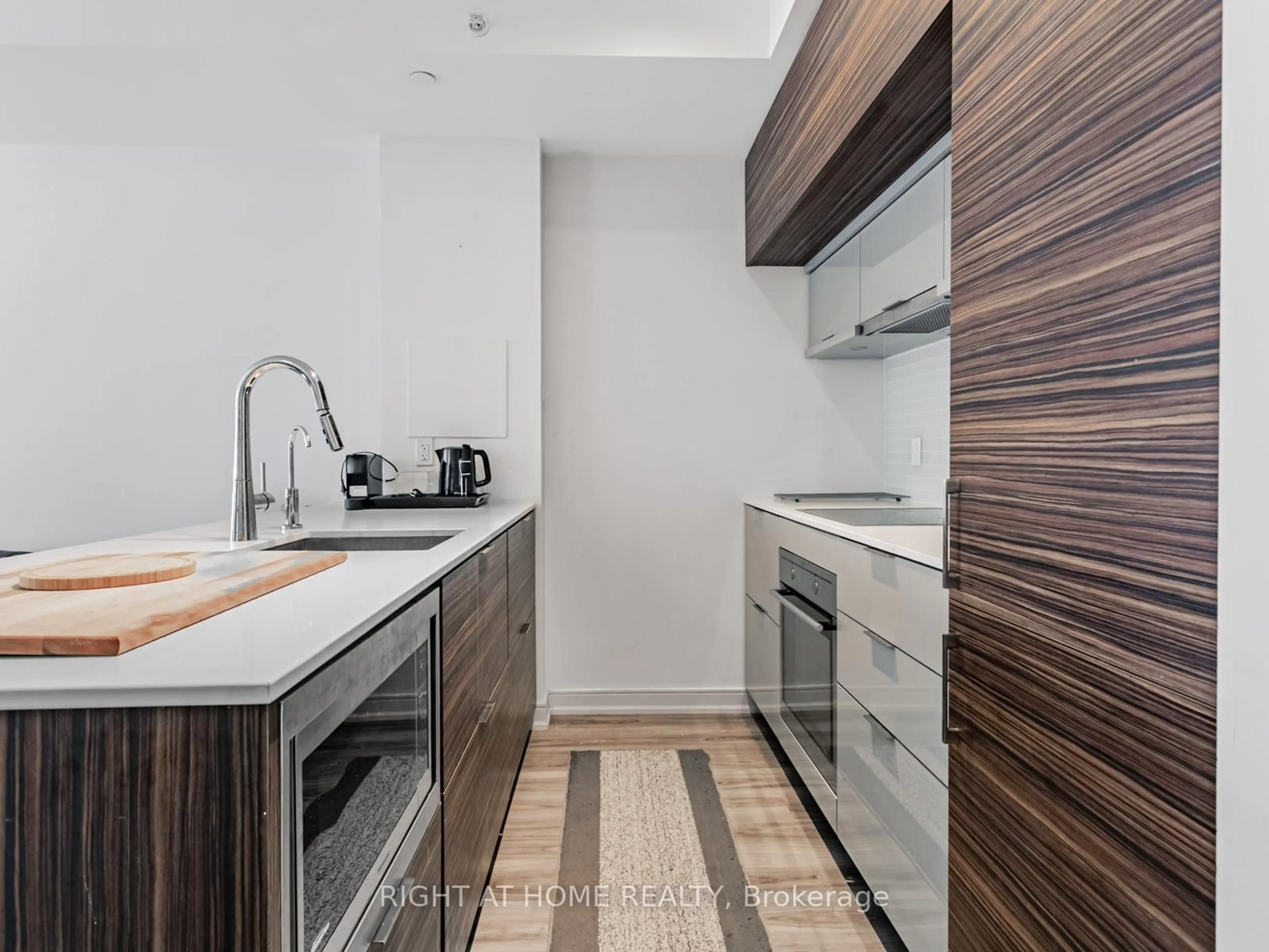 Standard kitchen, wood/laminate floor for 88 Scott St #813, Toronto Ontario M5E 0A9