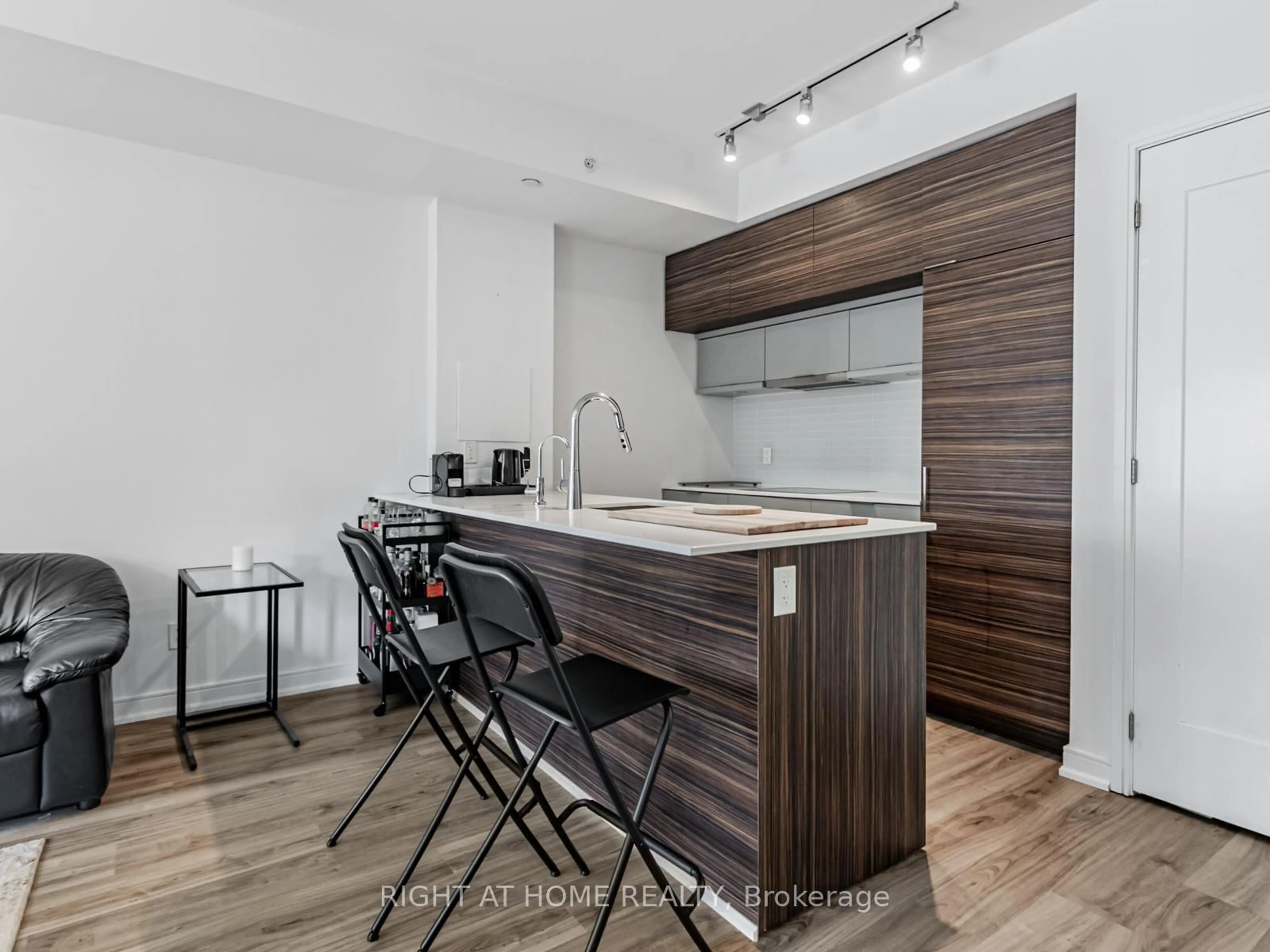 Open concept kitchen, wood/laminate floor for 88 Scott St #813, Toronto Ontario M5E 0A9