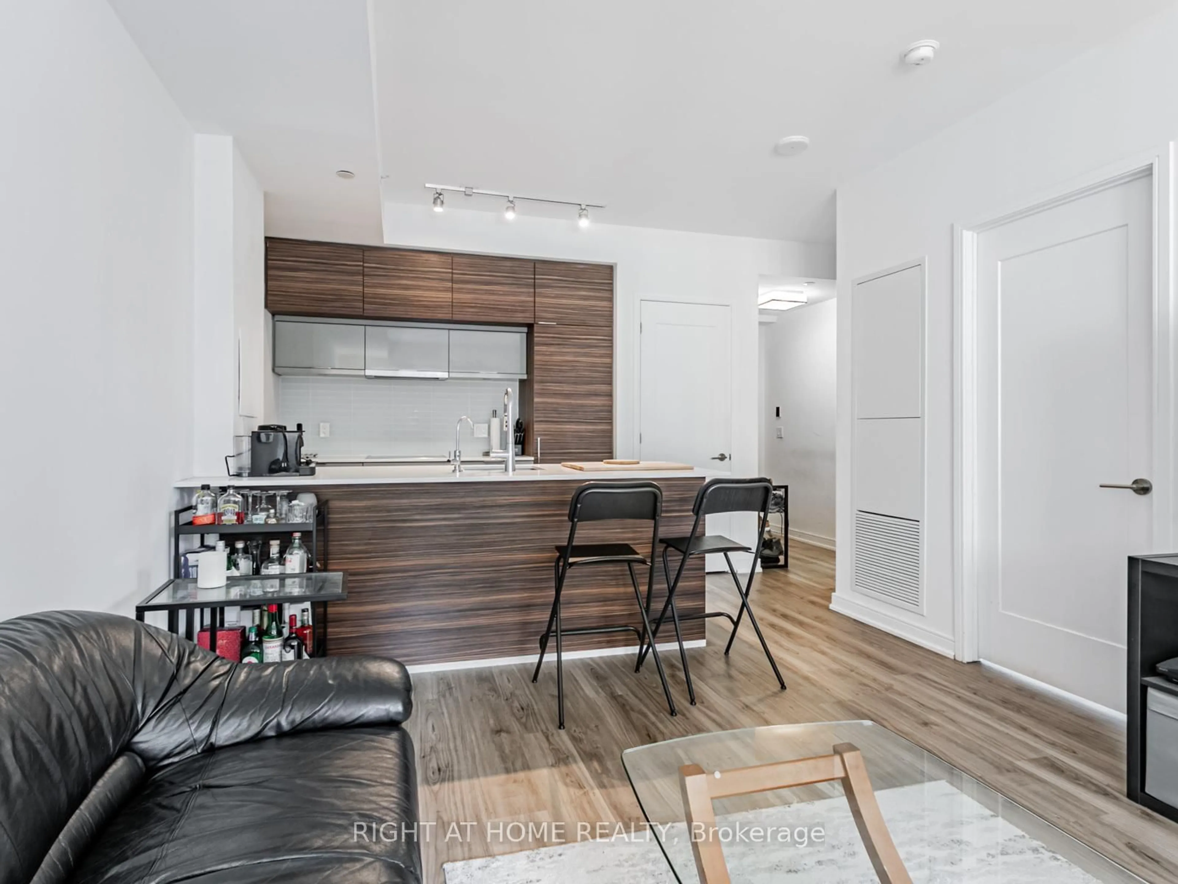 Open concept kitchen, wood/laminate floor for 88 Scott St #813, Toronto Ontario M5E 0A9