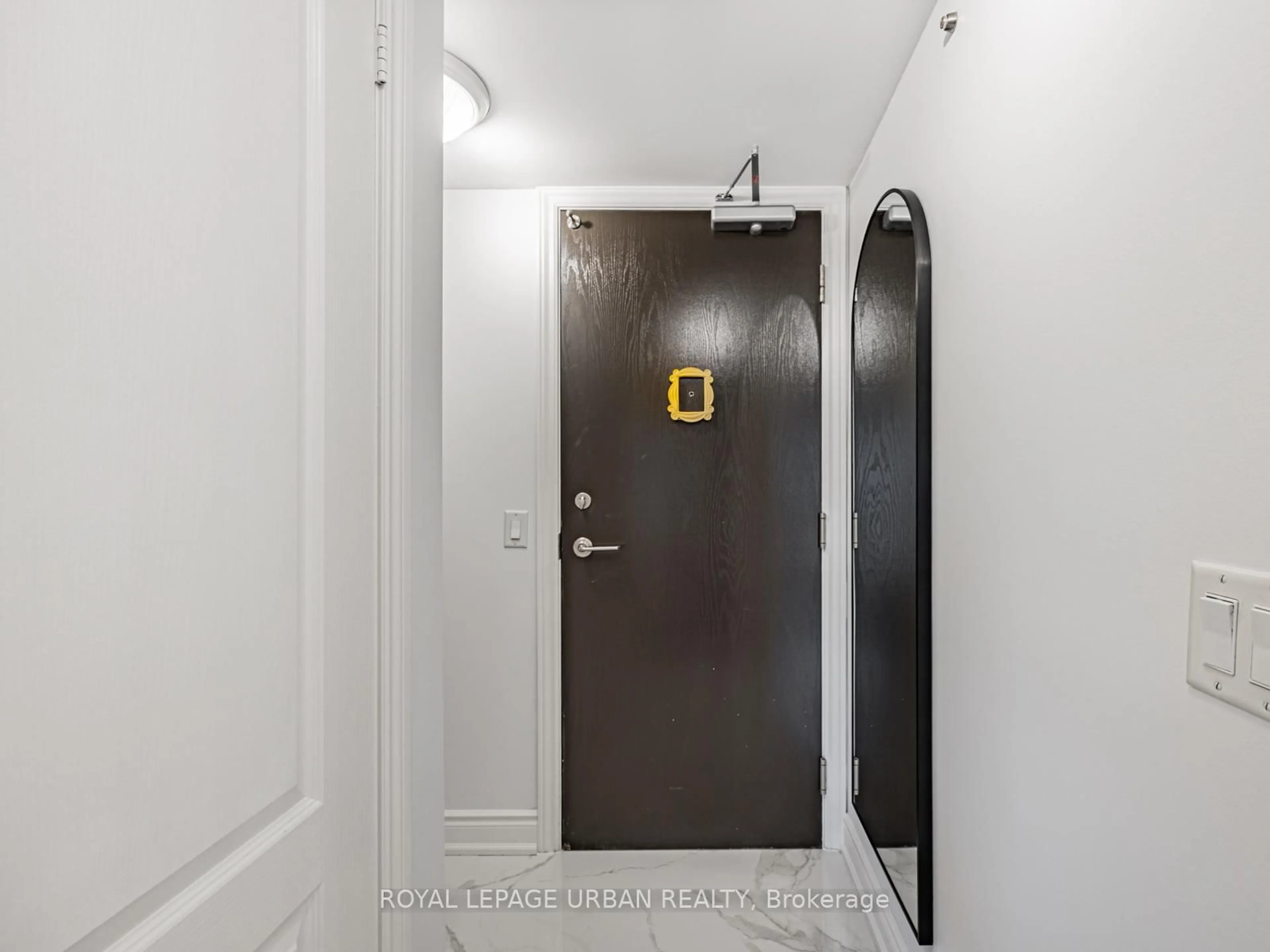 Indoor entryway for 1103 Leslie St #202, Toronto Ontario M3C 4G8