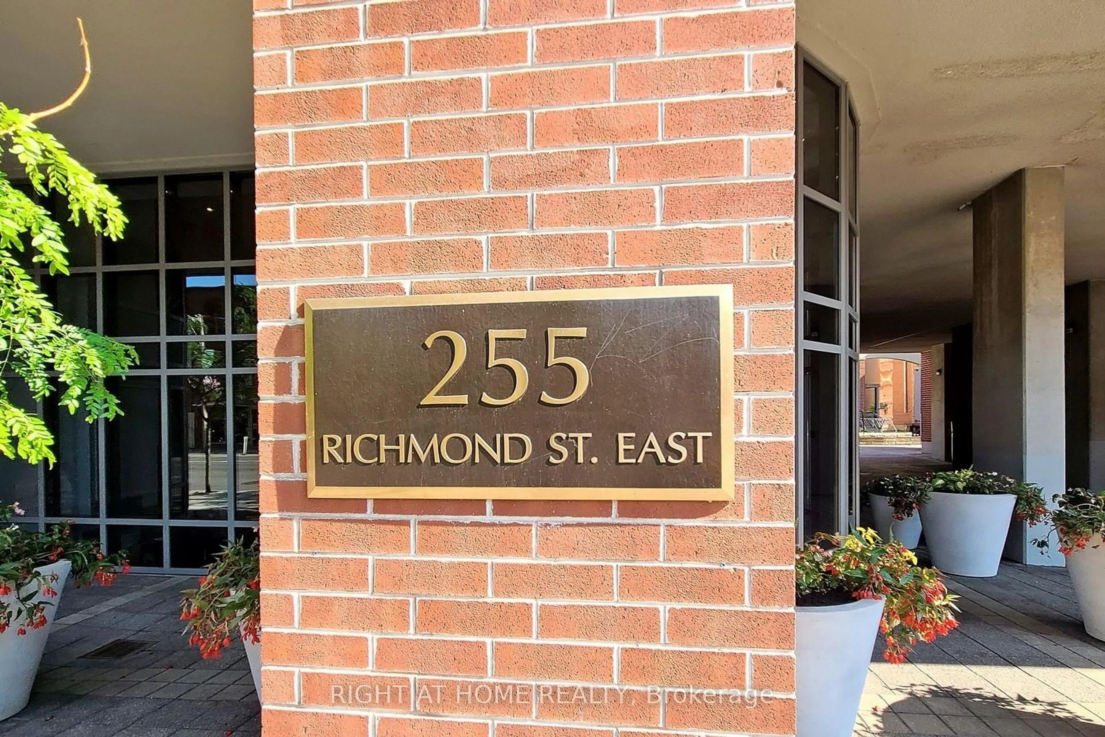 Unknown for 255 Richmond St #401, Toronto Ontario M5A 4T7